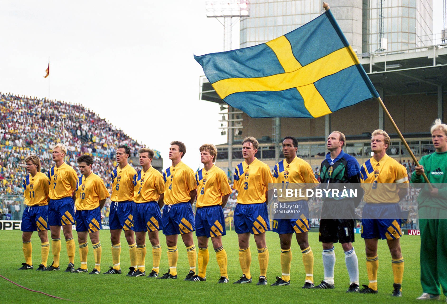 Sverige står uppställda innan match start, fr.v. Tomas
