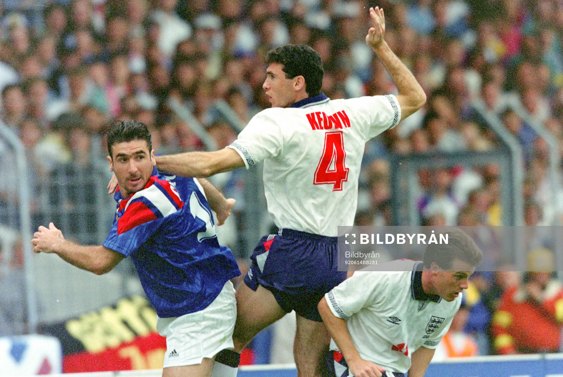 Englands Martin Keown and Andy Sinton against France’s