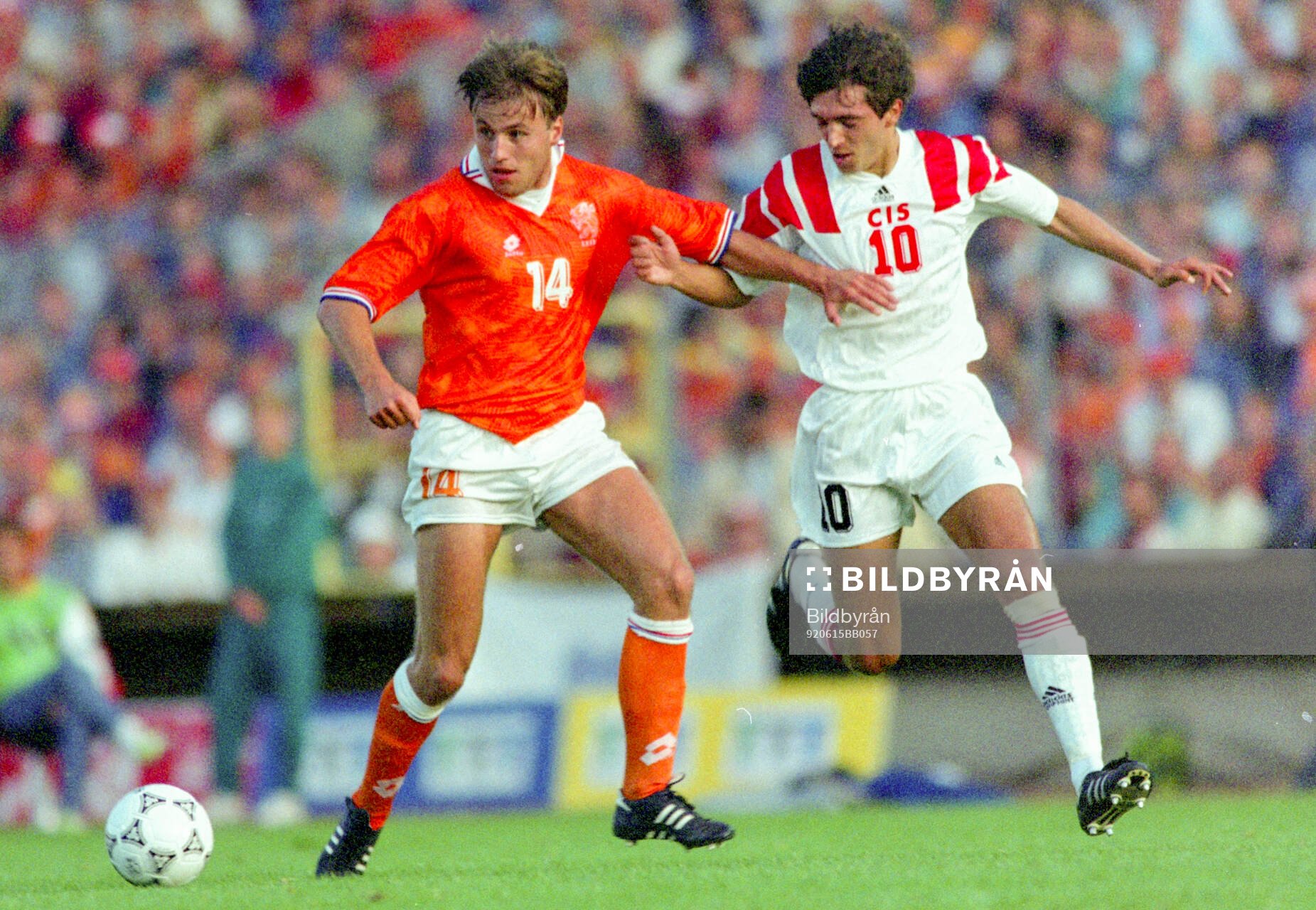 Rob Witschge of Netherlands (L) against Igor Dobrovolsky of