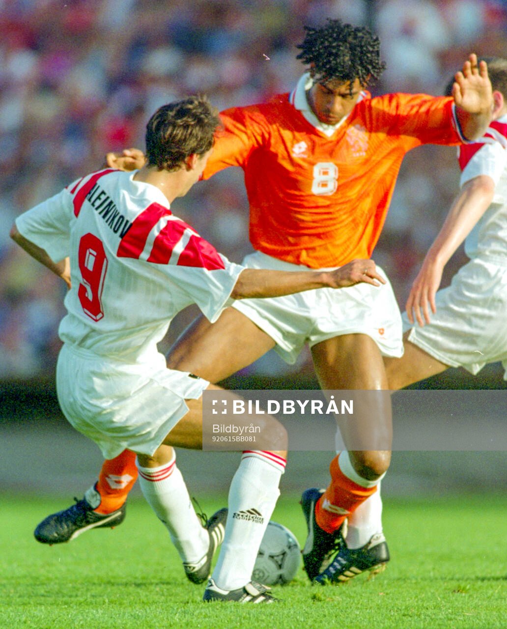 Frank Rijkaard of Netherlands against Sergey Aleynikov of