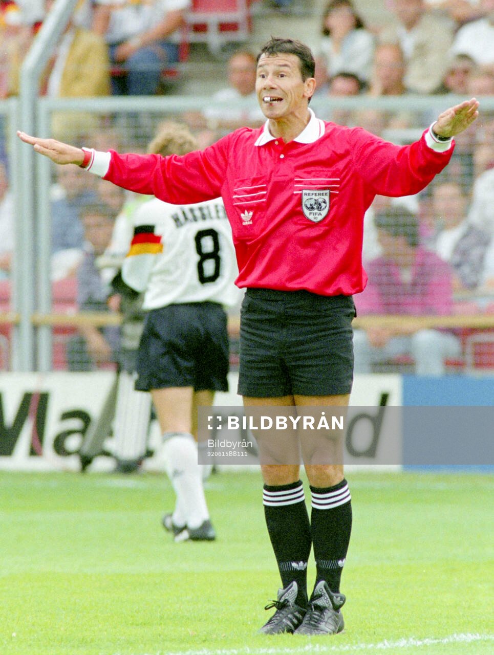 Referee Guy Goethals