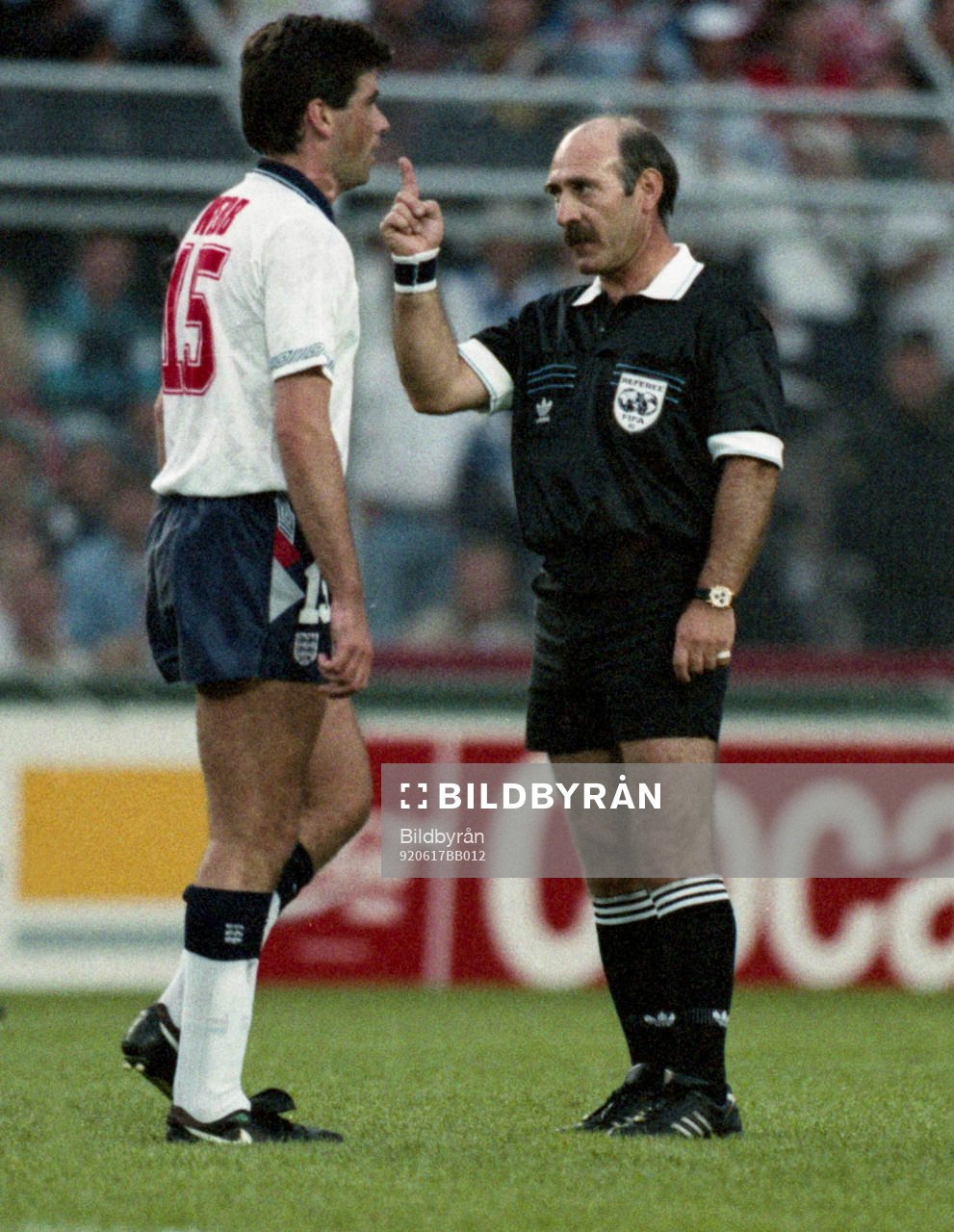 Neil Webb, England och domaren José Rosa Dos Santos