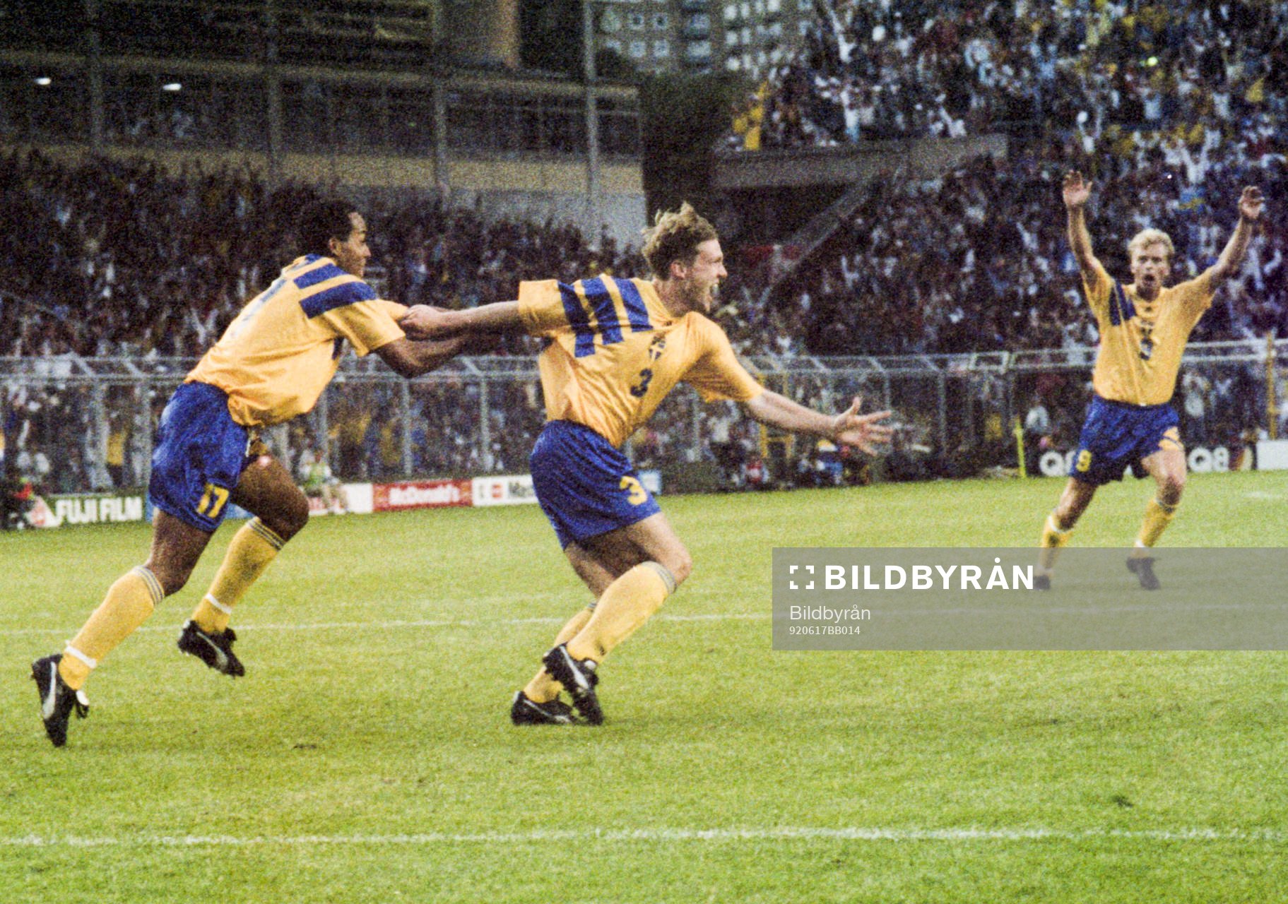  Martin Dahlin och Jan Eriksson, Sverige jublar efter kvitteringen.