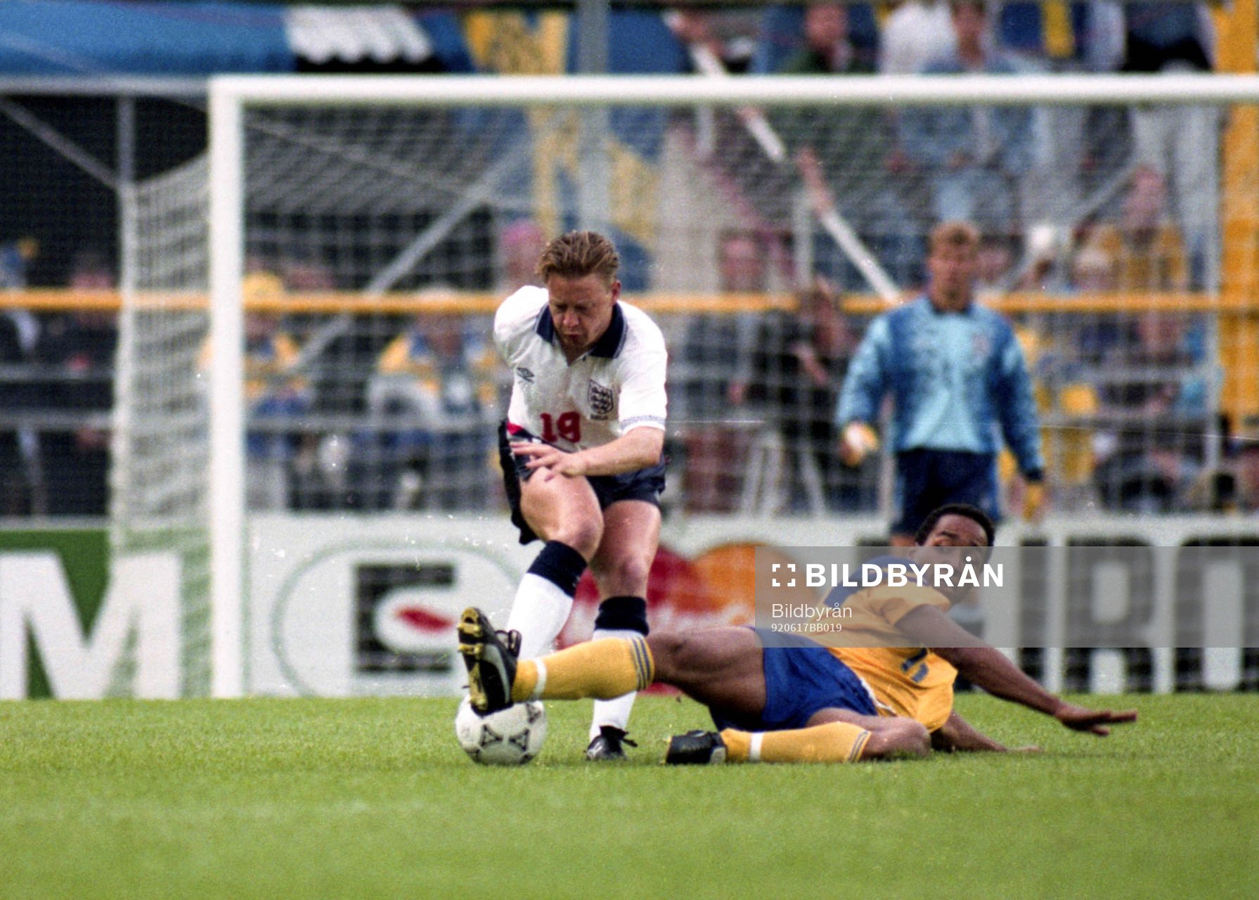 Martin Dahlin,  Sverige i kamp om bollen med David Batty,
