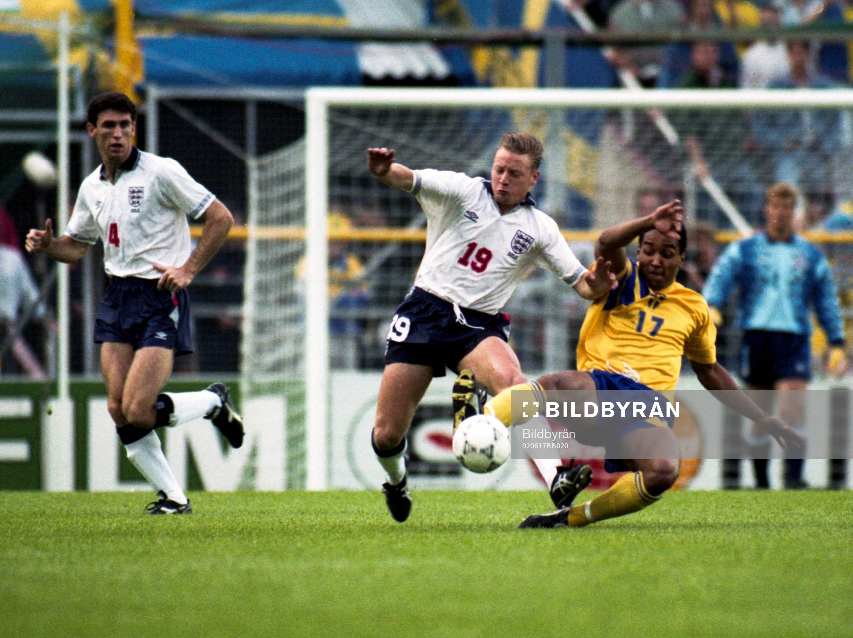 Martin Dahlin,  Sverige i kamp om bollen med David Batty,