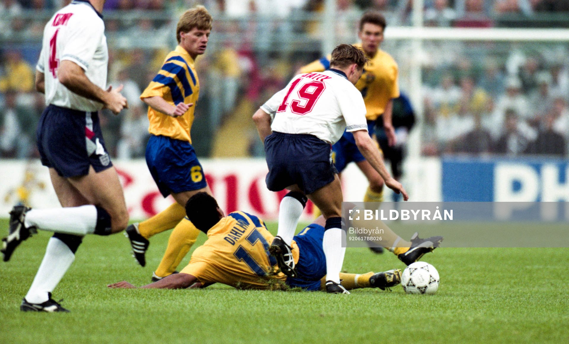 Martin Dahlin, och David Batty, England