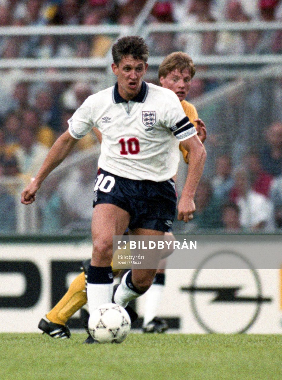 Gary Lineker, England jagas av Stefan Schwarz, Sverige.