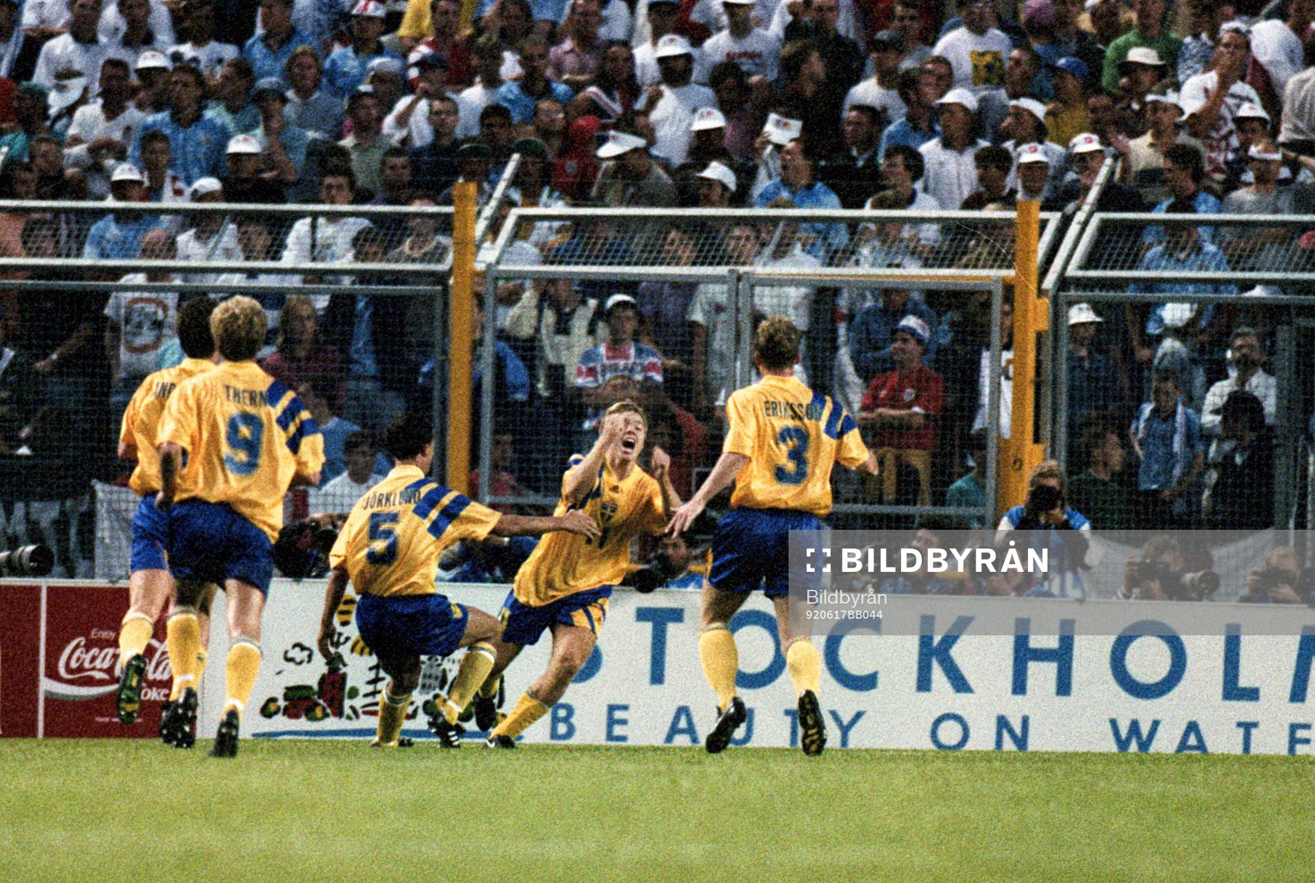  Joachim Björklund, Tomas Brolin, Jan Eriksson, Sverige, jublar efter 2-1.