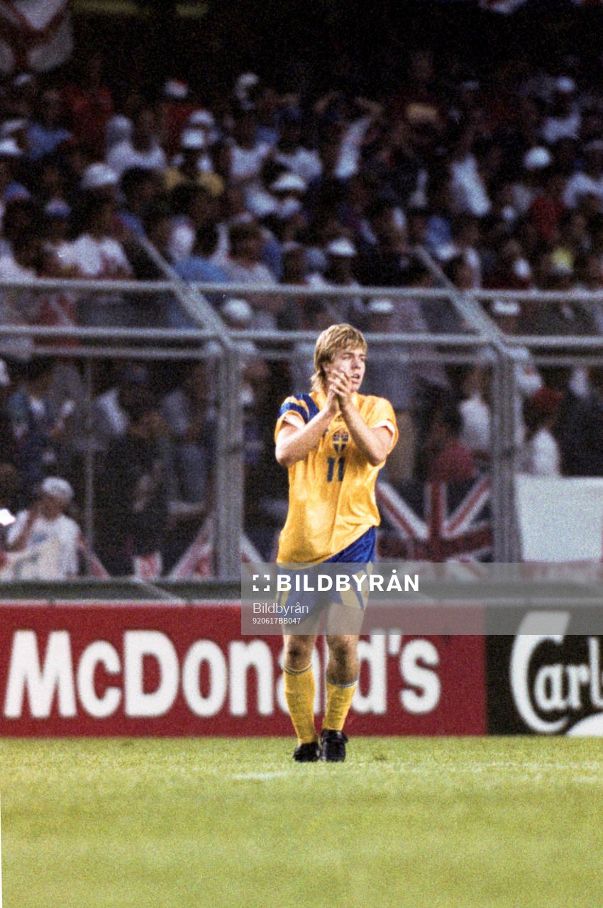  Tomas Brolin, jublar efter att ha gjort 2-1 till Sverige