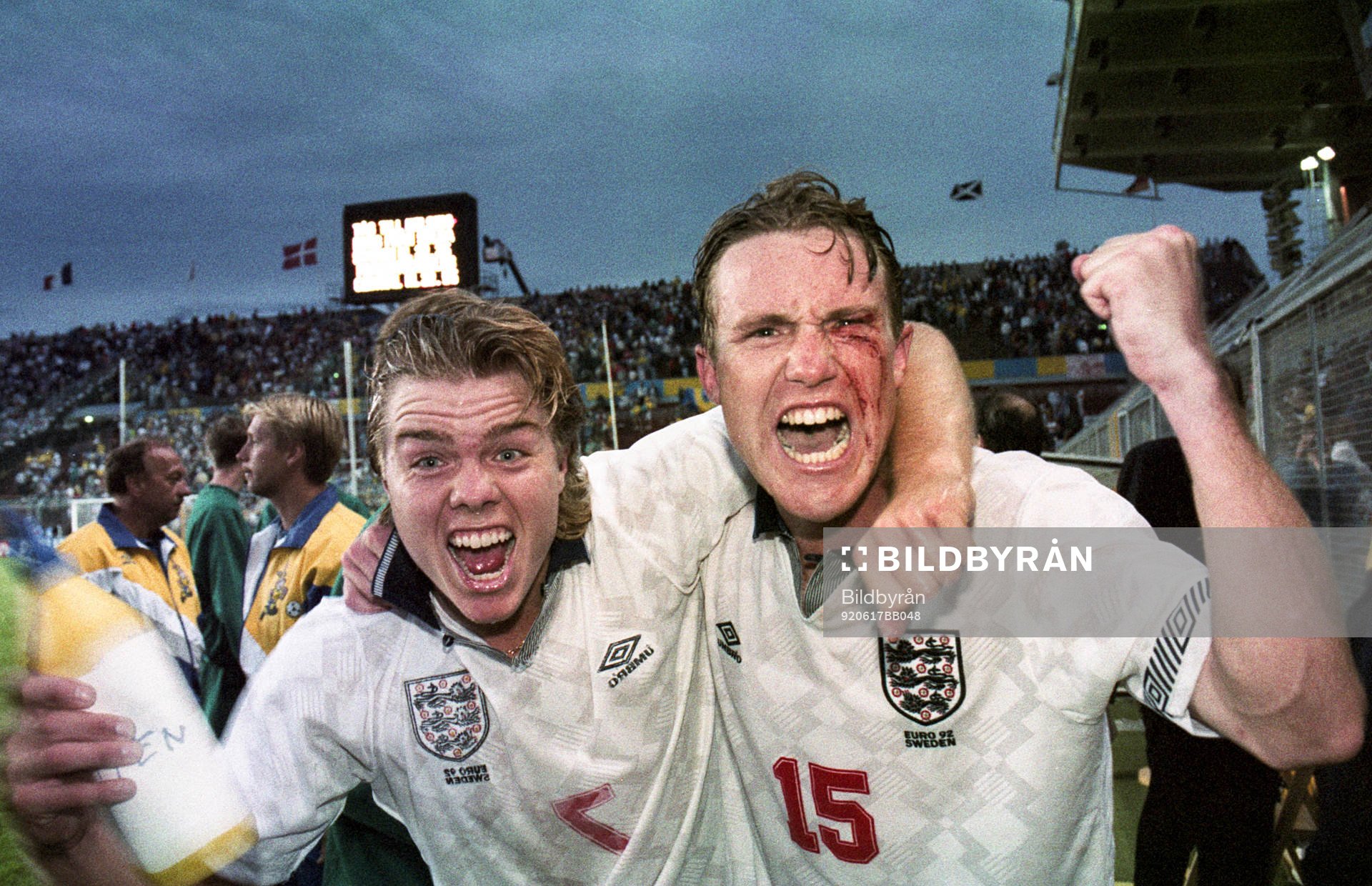 Tomas Brolin och Jan Eriksson, Sverige, jublar