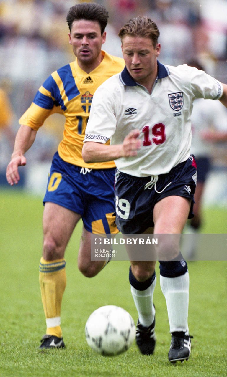 Anders Limpar, Sverige jagar David Batty, England