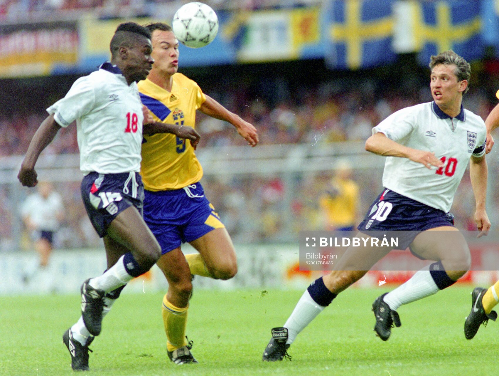 Englands Tony Daley (L) and Gary Lineker against Swedens