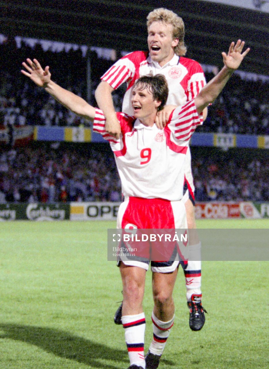 Denmarks Flemming Povlsen (L) and Henrik Andersen celebrates