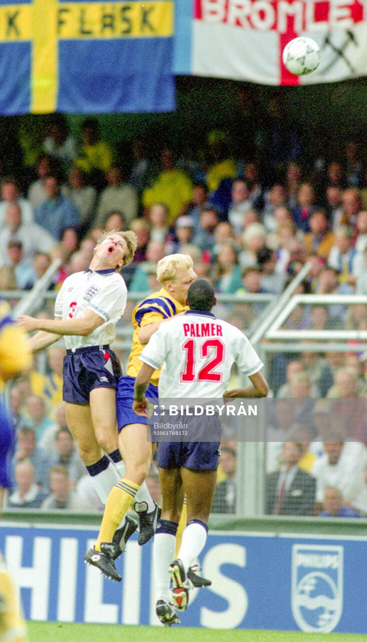 Englands Stuart Pearce and Carlton Palmer against Swedens