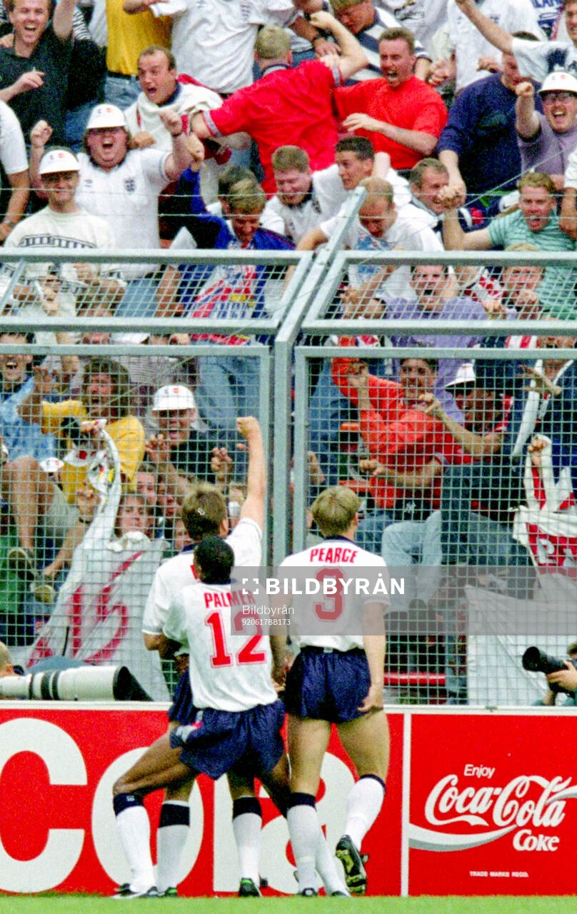 Englands David Platt celebrates his 1-0 goal with Carlton