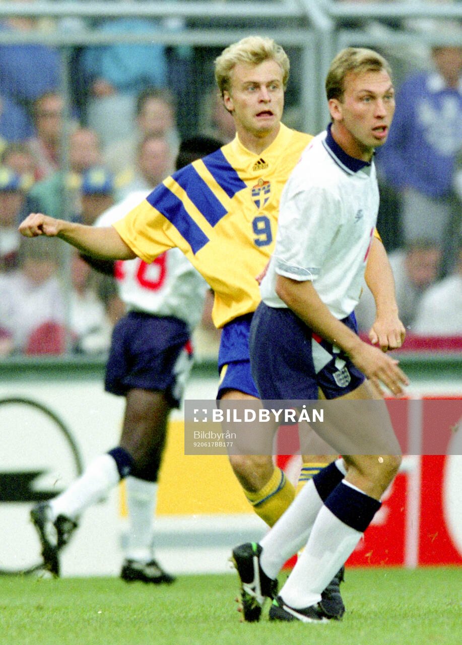 Englands David Platt against Swedens Jonas Thern