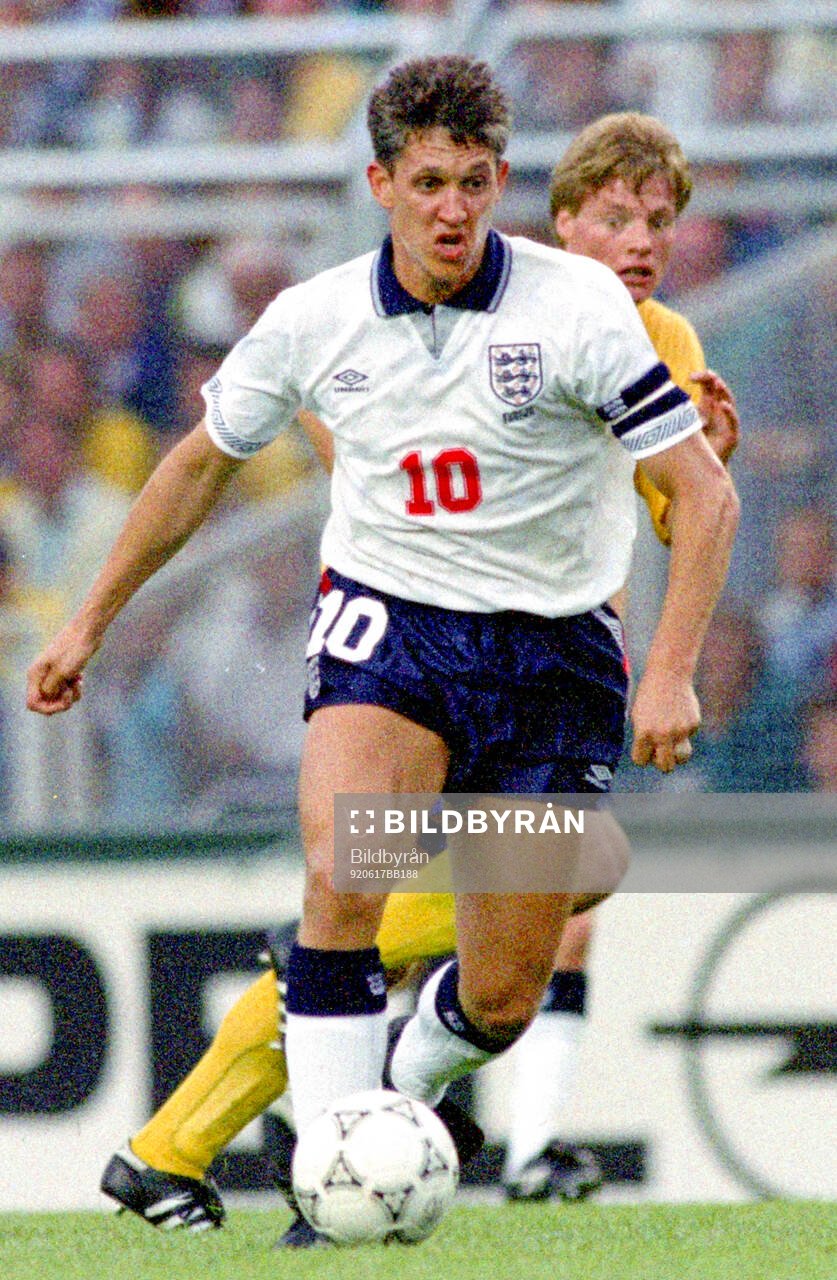 Englands Gary Lineker against Swedens Stefan Schwarz