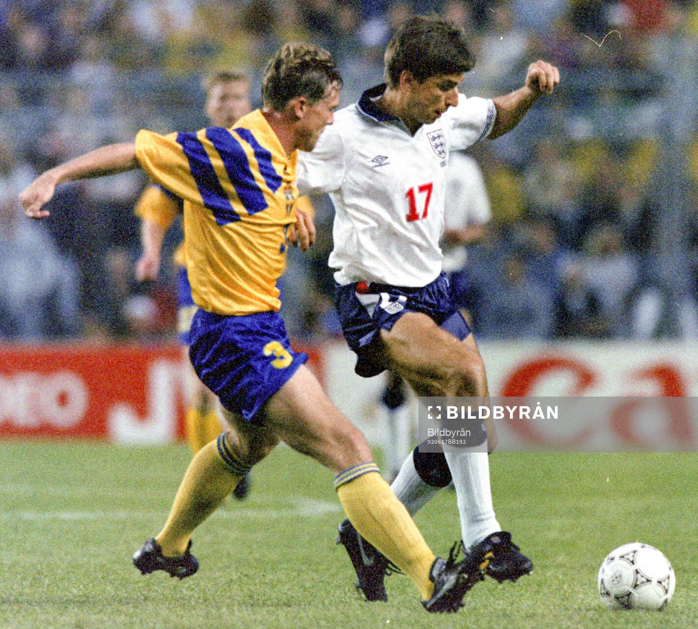 Englands Alan Smith against Swedens Jan Eriksson