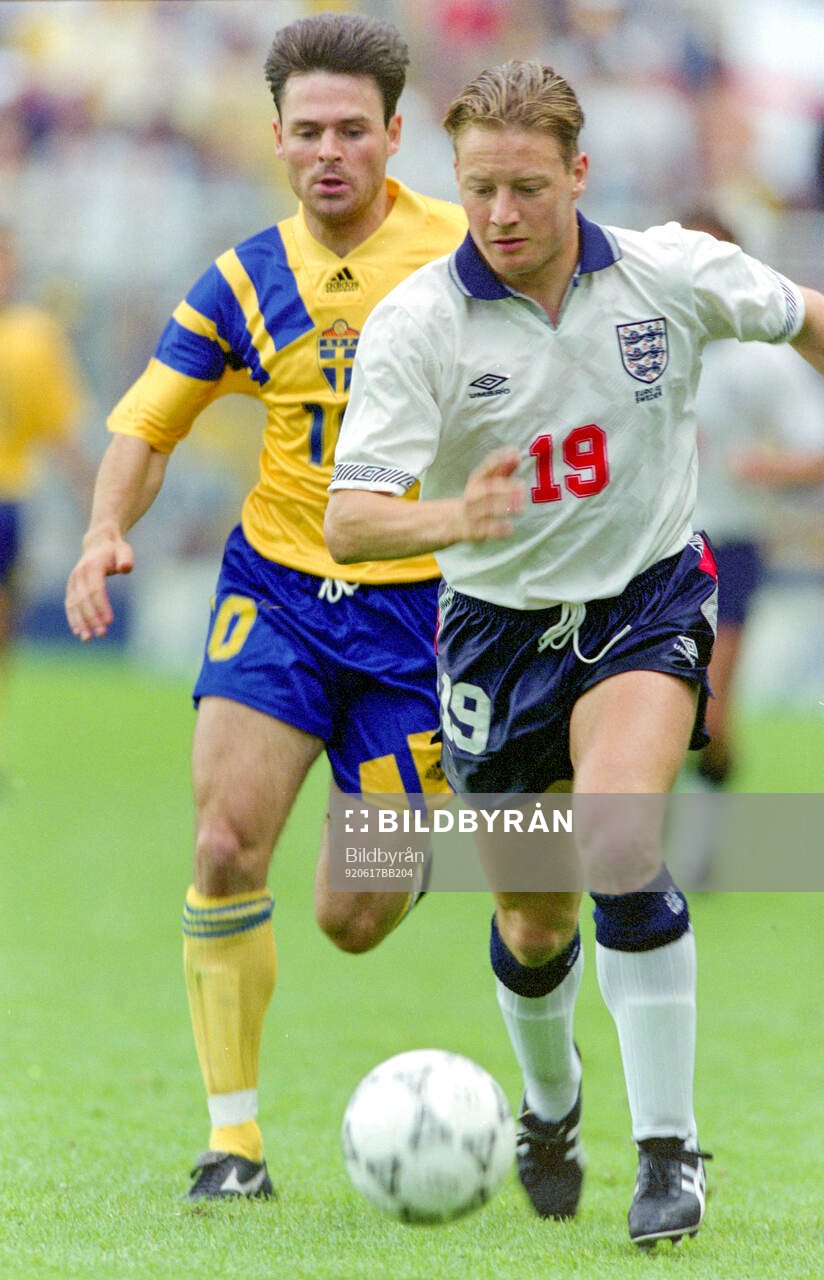 Englands David Batty against Swedens Anders Limpar