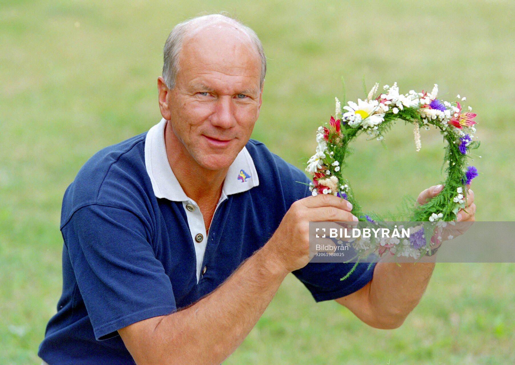 Swedens manager Tommy Svensson with a midsummer wreath at