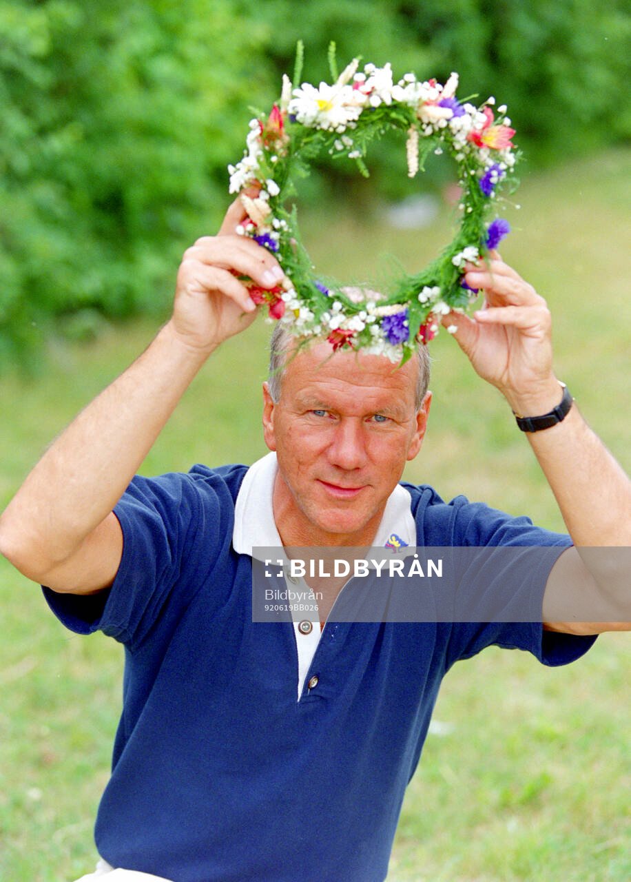Swedens manager Tommy Svensson with a midsummer wreath at