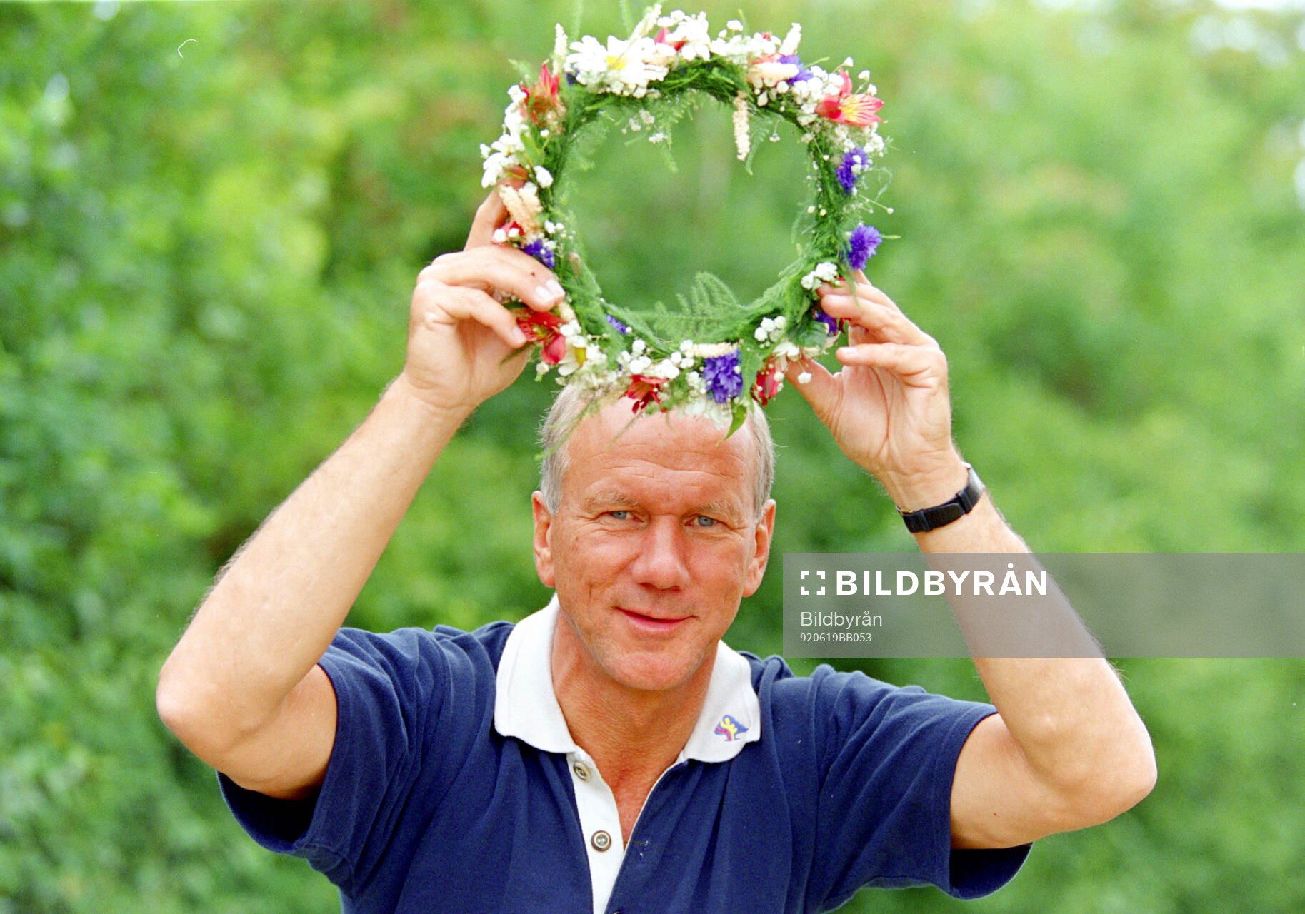 Swedens manager Tommy Svensson with a midsummer wreath