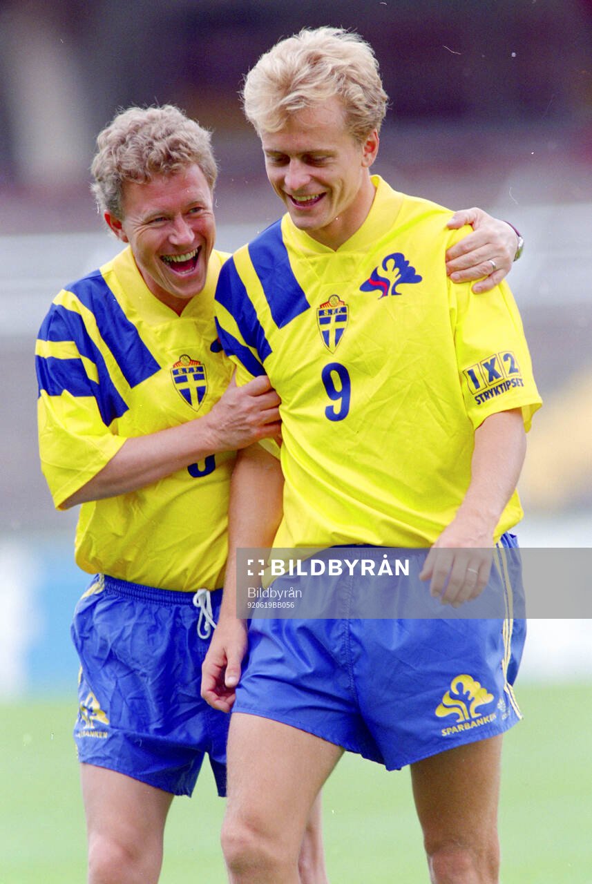 Swedens Jonas Thern laughs with swedish physio therapist