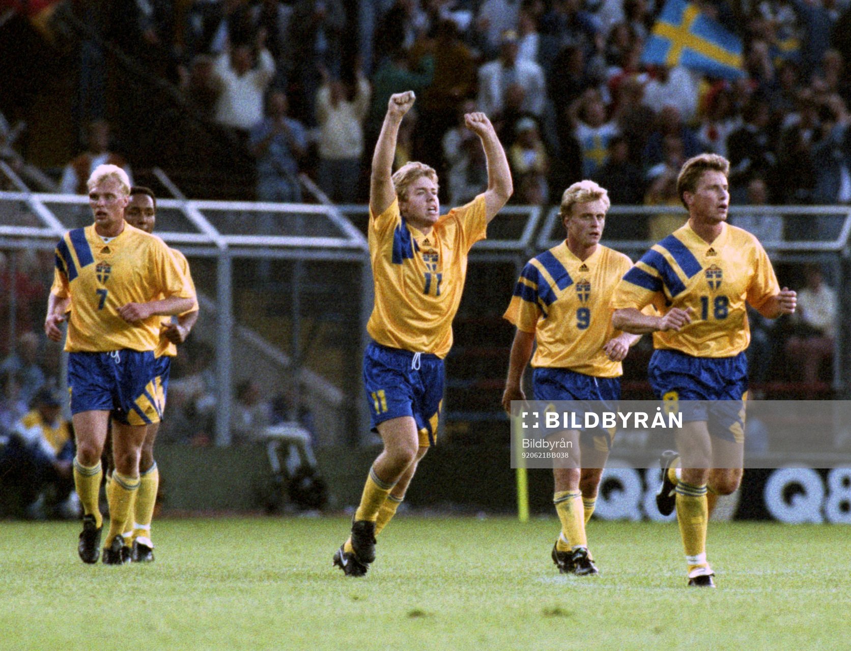  Tomas Brolin, Jonas Thern, Roger Ljung, Klas Ingesson, Sverige, jublar. 