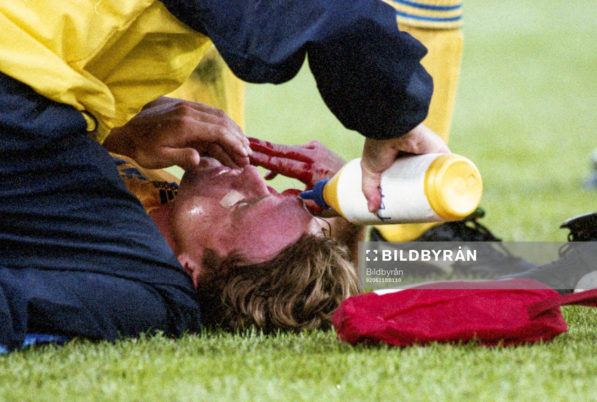 Jan Eriksson, Sverige ligger skadad på planen