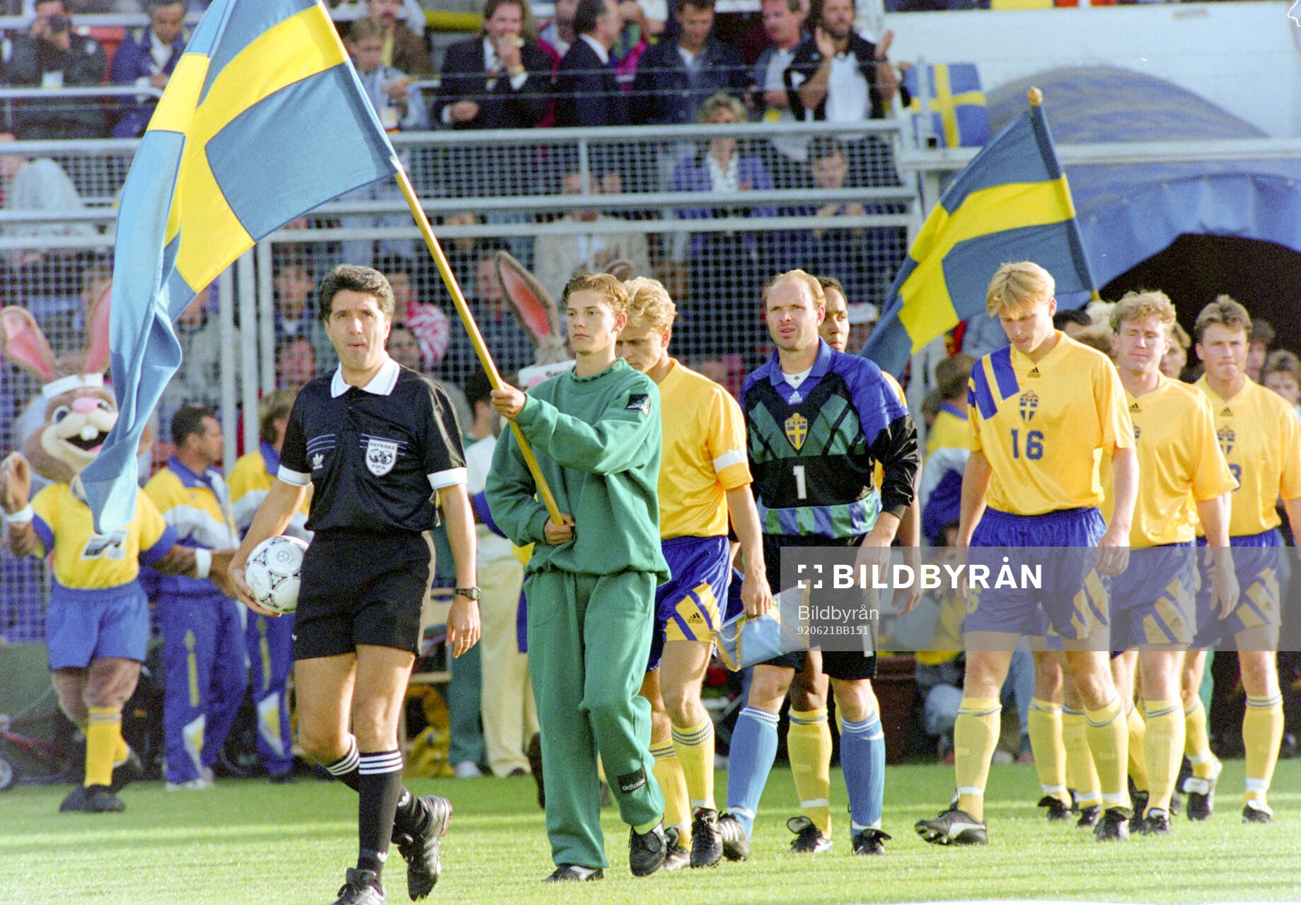 The Swedish team enters the pitch led by (L-R) Jonas Thern,