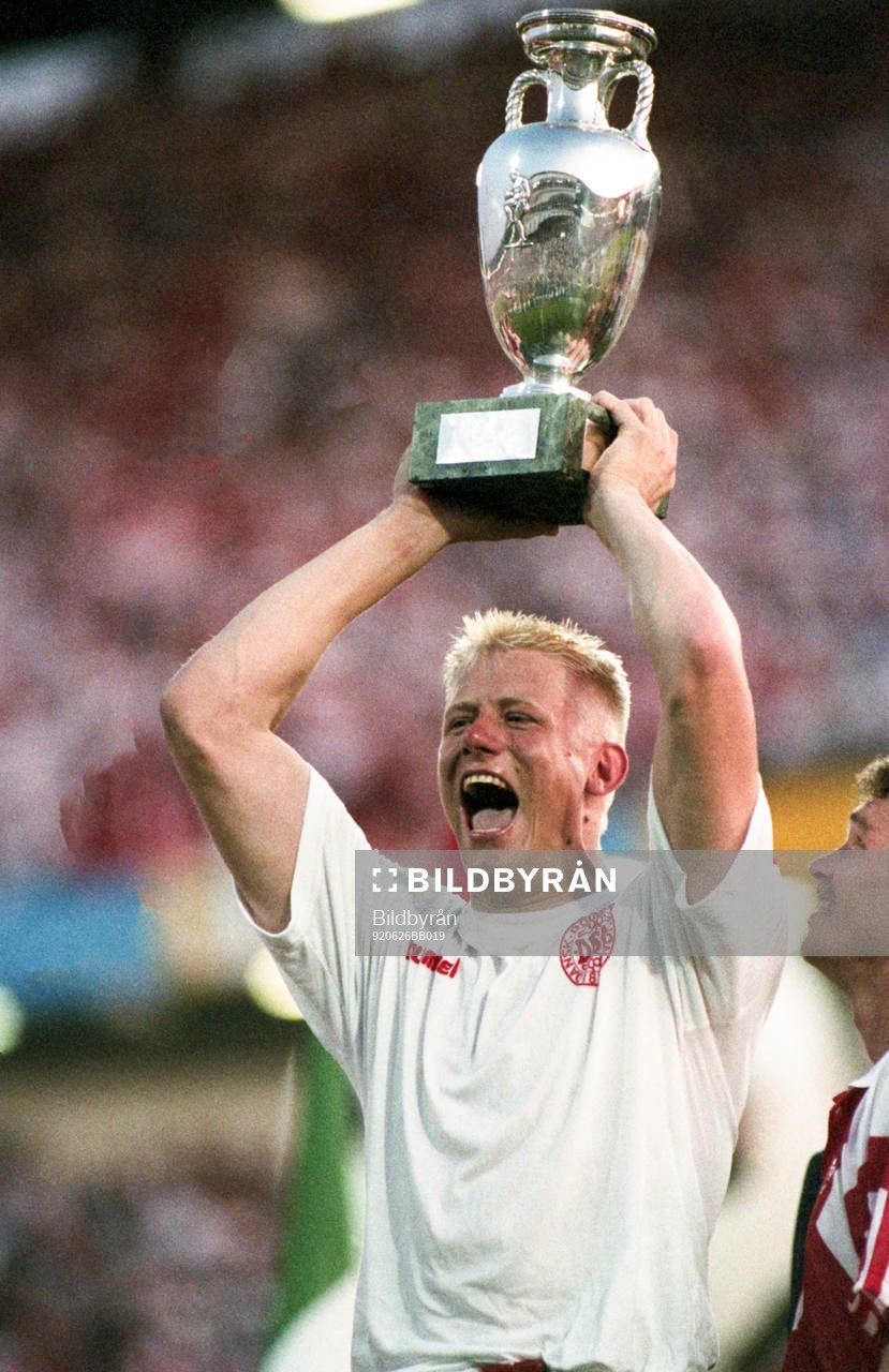 Peter Schmeichel måvakt i Danmark med pokalen