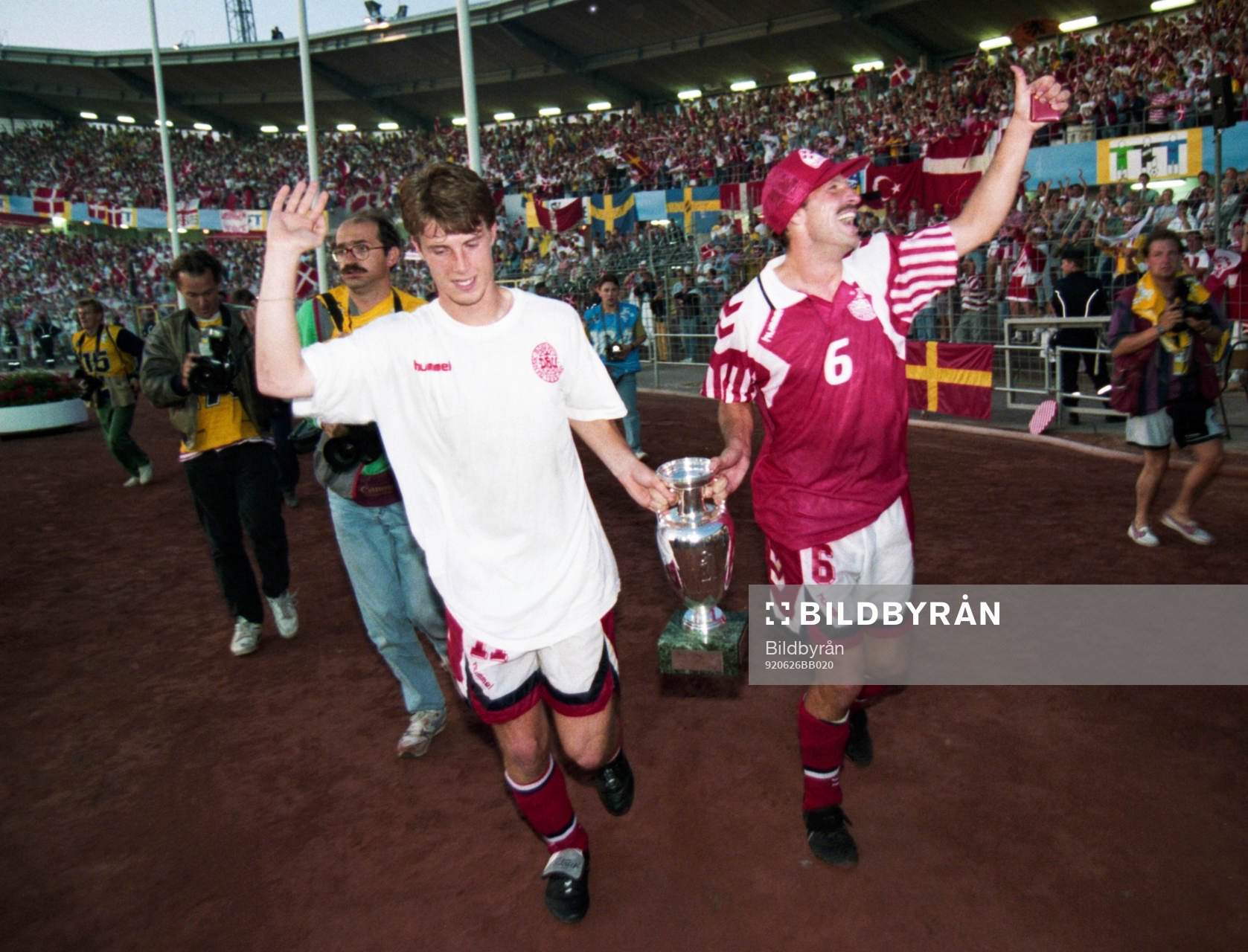 Brian Laudrup och Kim Christofte, Danmark går med pokalen