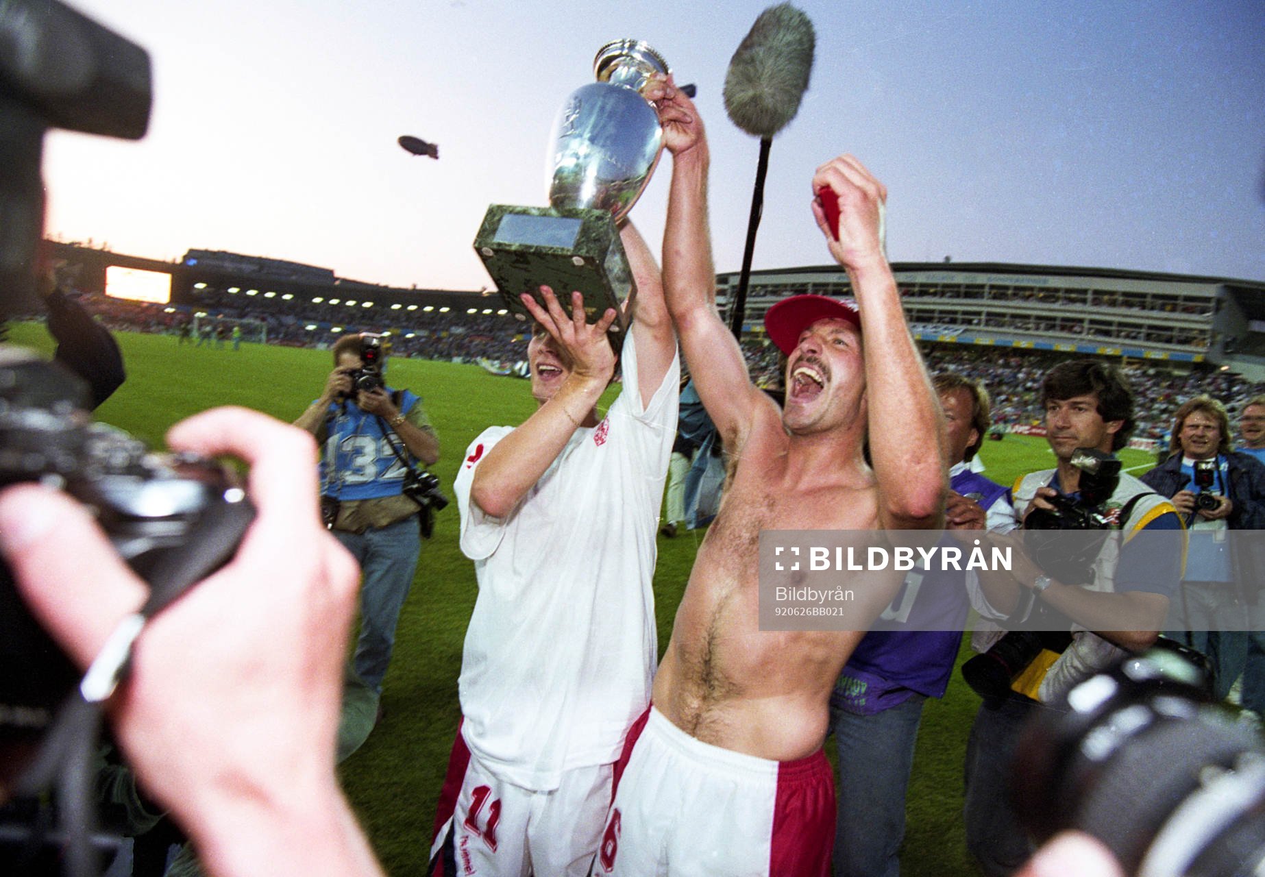 Brian Laudrup och Kim Christofte, Danmark höjer pokalen