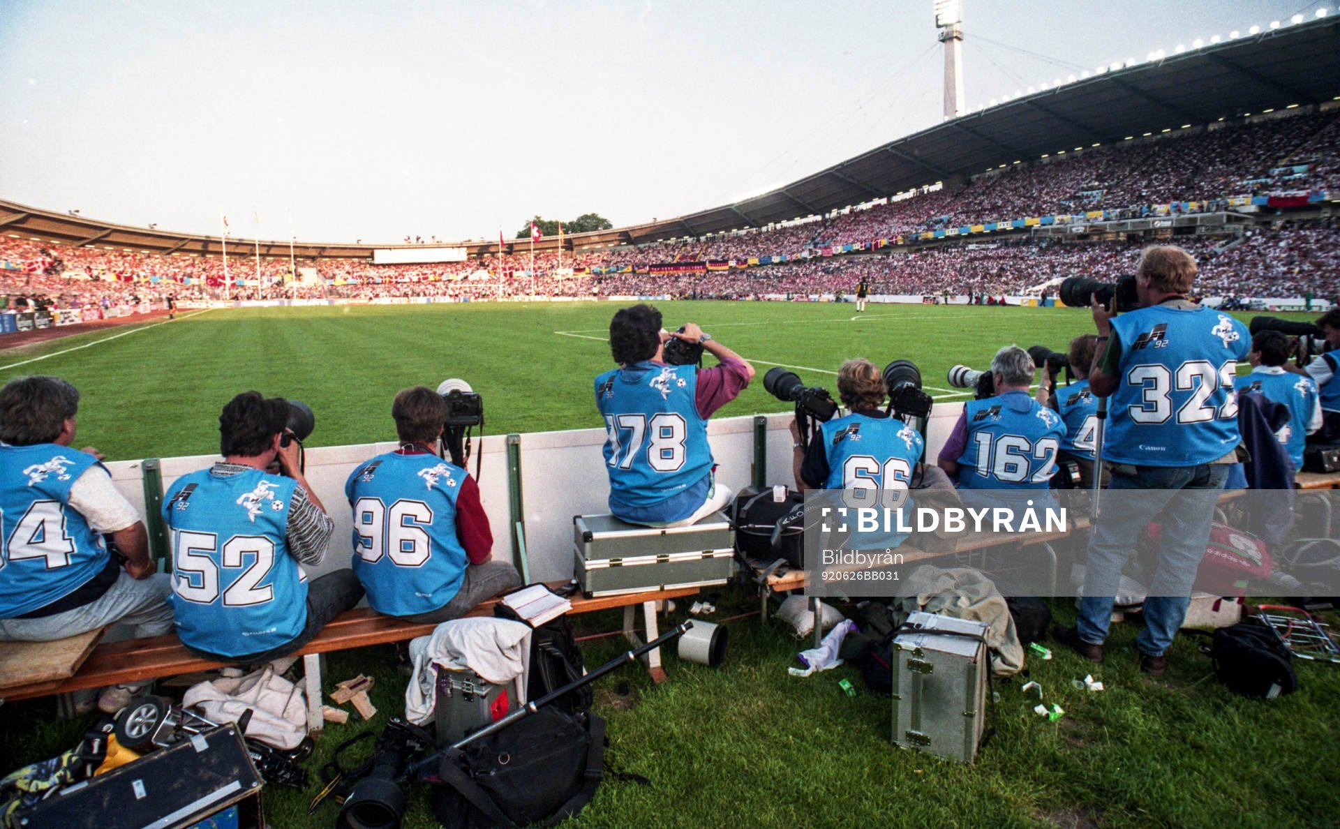Fotografer sitter och bevakar matchen