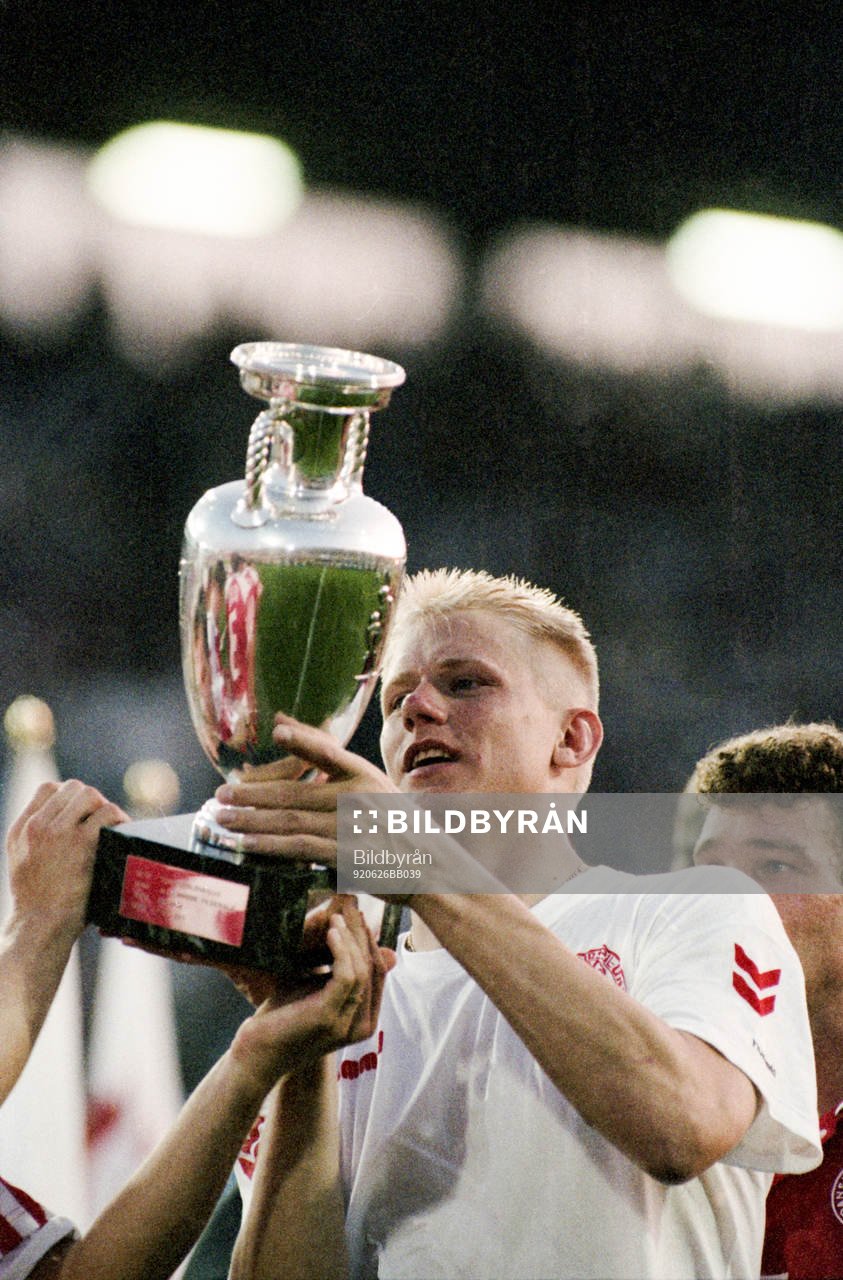 Danmarska målvakt Peter Schmeichel med pokalen