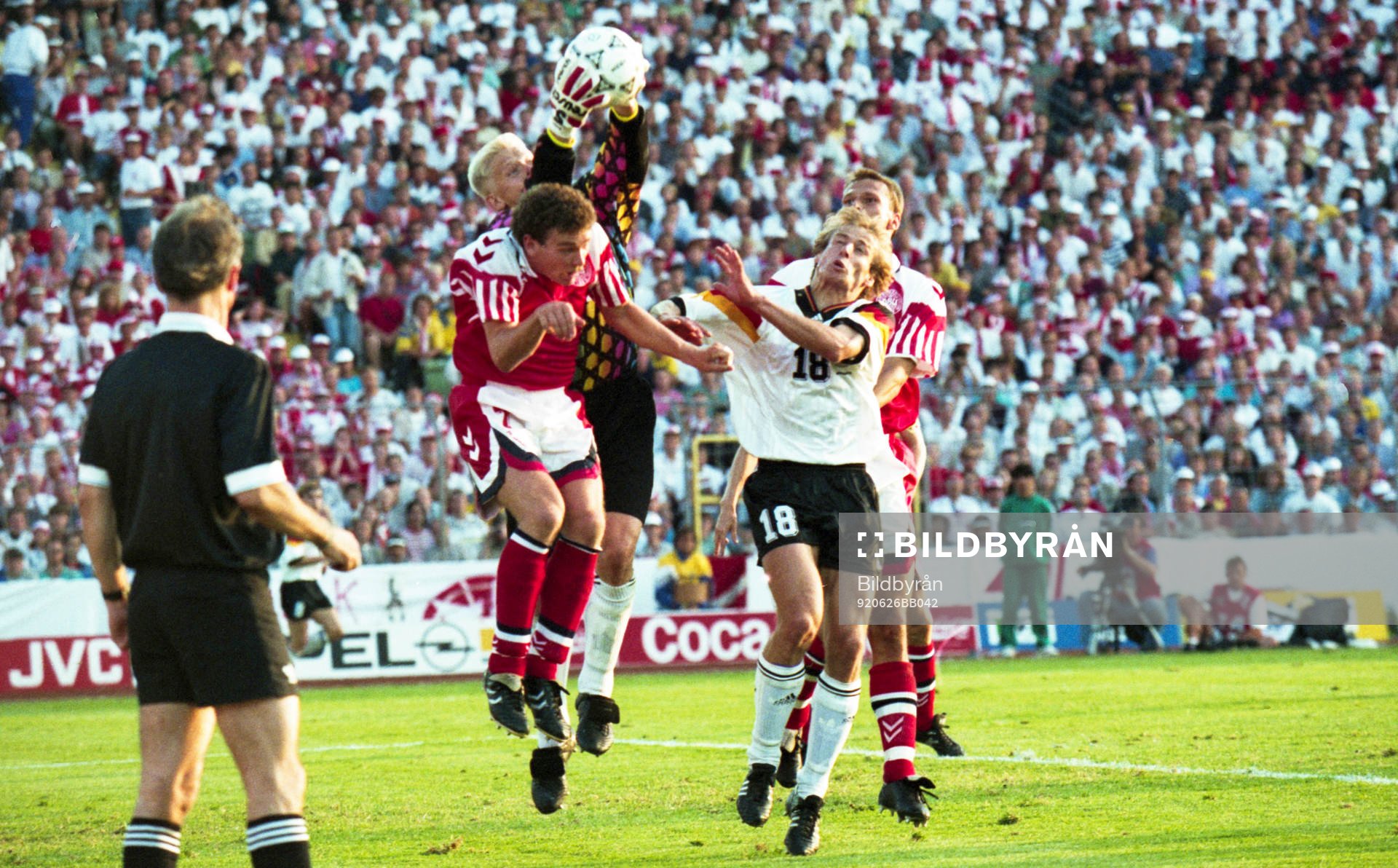 Danmarks målvakt Peter Schmeichel med bollen i säkert