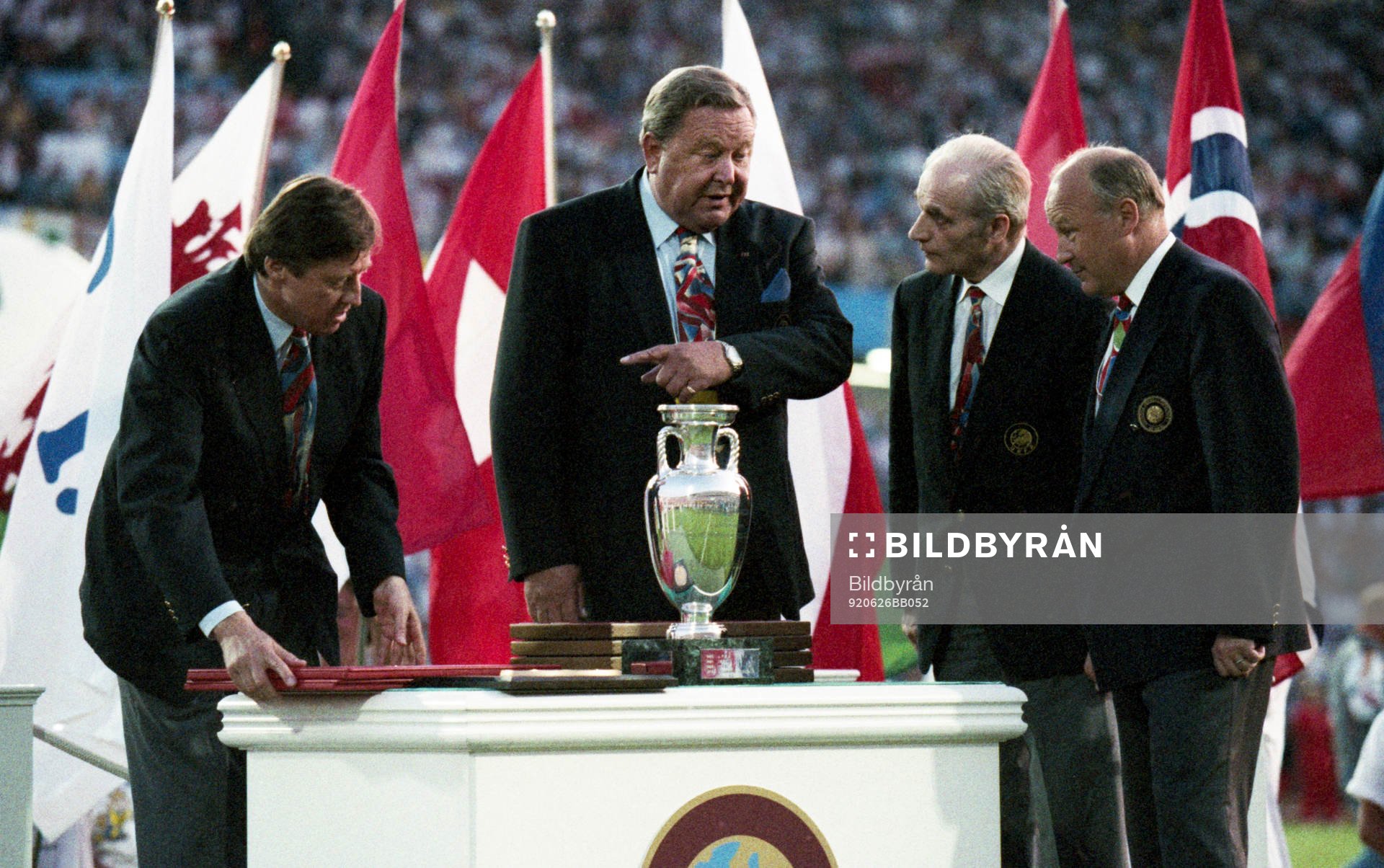  Lennart Johansson, Uefa och Lars-Åke Lagrell, Svenska Fotbollförbundet vid prisutdelningen.