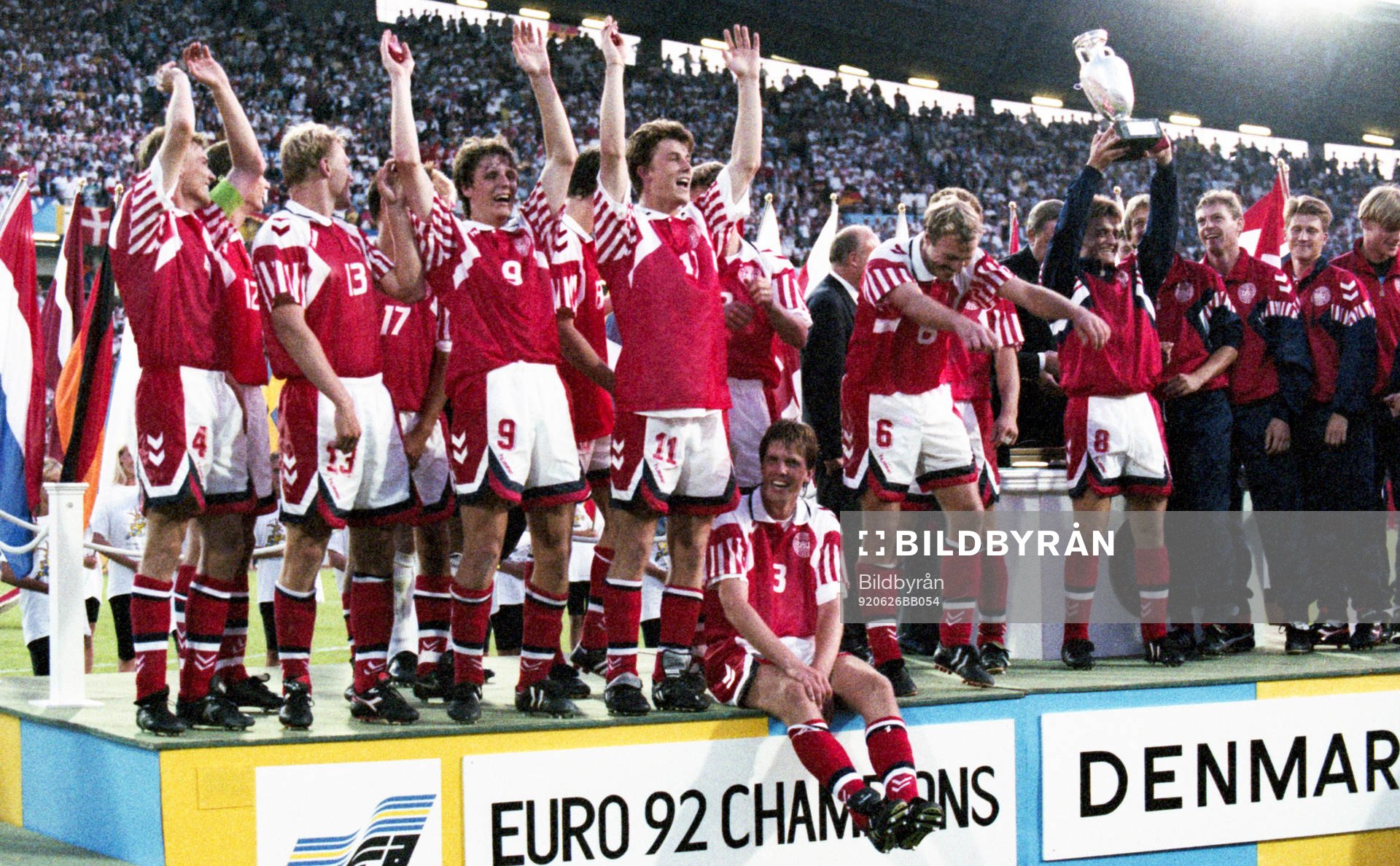  Danmark jublar. fr.v. Lars Olsen, Henrik Larsen, Flemming Povlsen, Brian Laudrup, Kent Nielsen, Kim Christofte, Johnny Mölby, Danmark