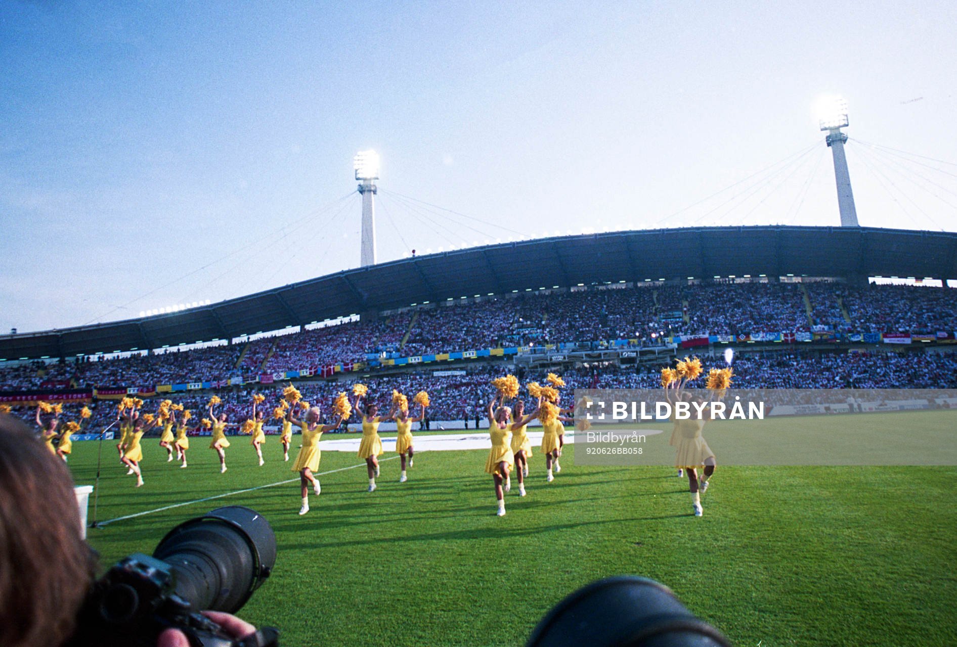 Cheerleaders på plan innamn matchstart