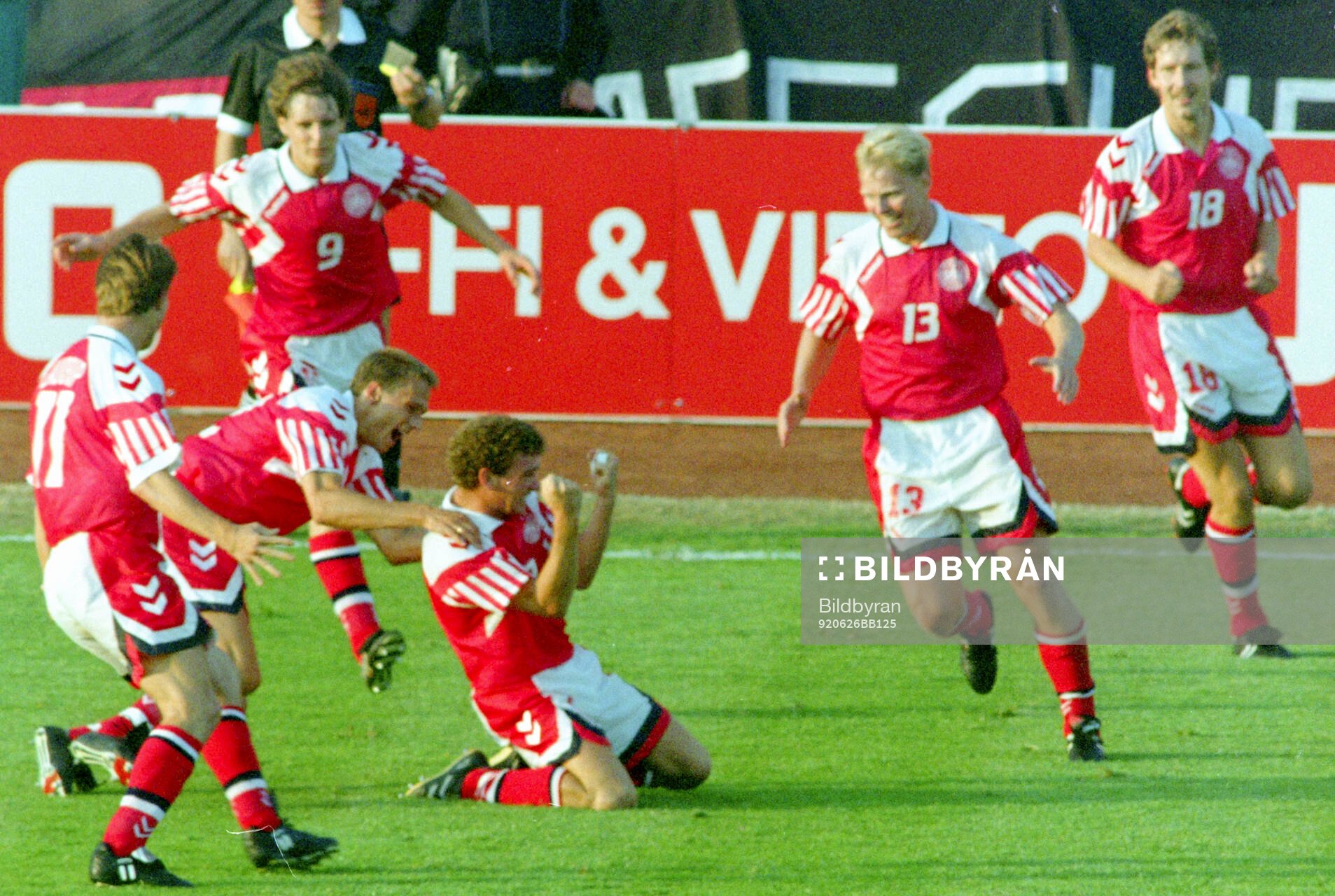 Denmarks John Jensen (C) celebrates