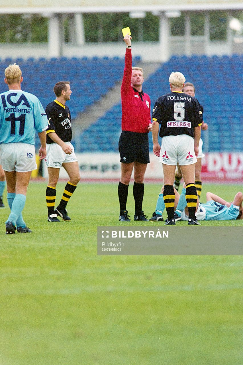 Domare Bo Karlsson ger Peter Larsson, AIK, gult kort
