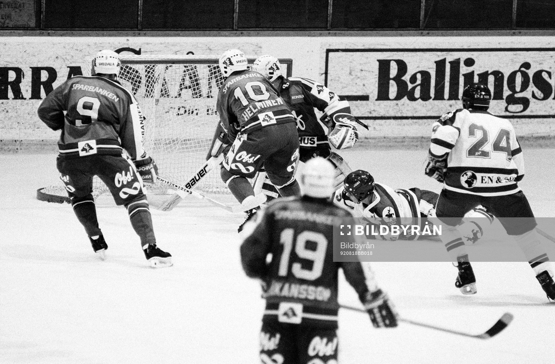 Raimo Helminen hjälper Roger Nordström, målvakt i