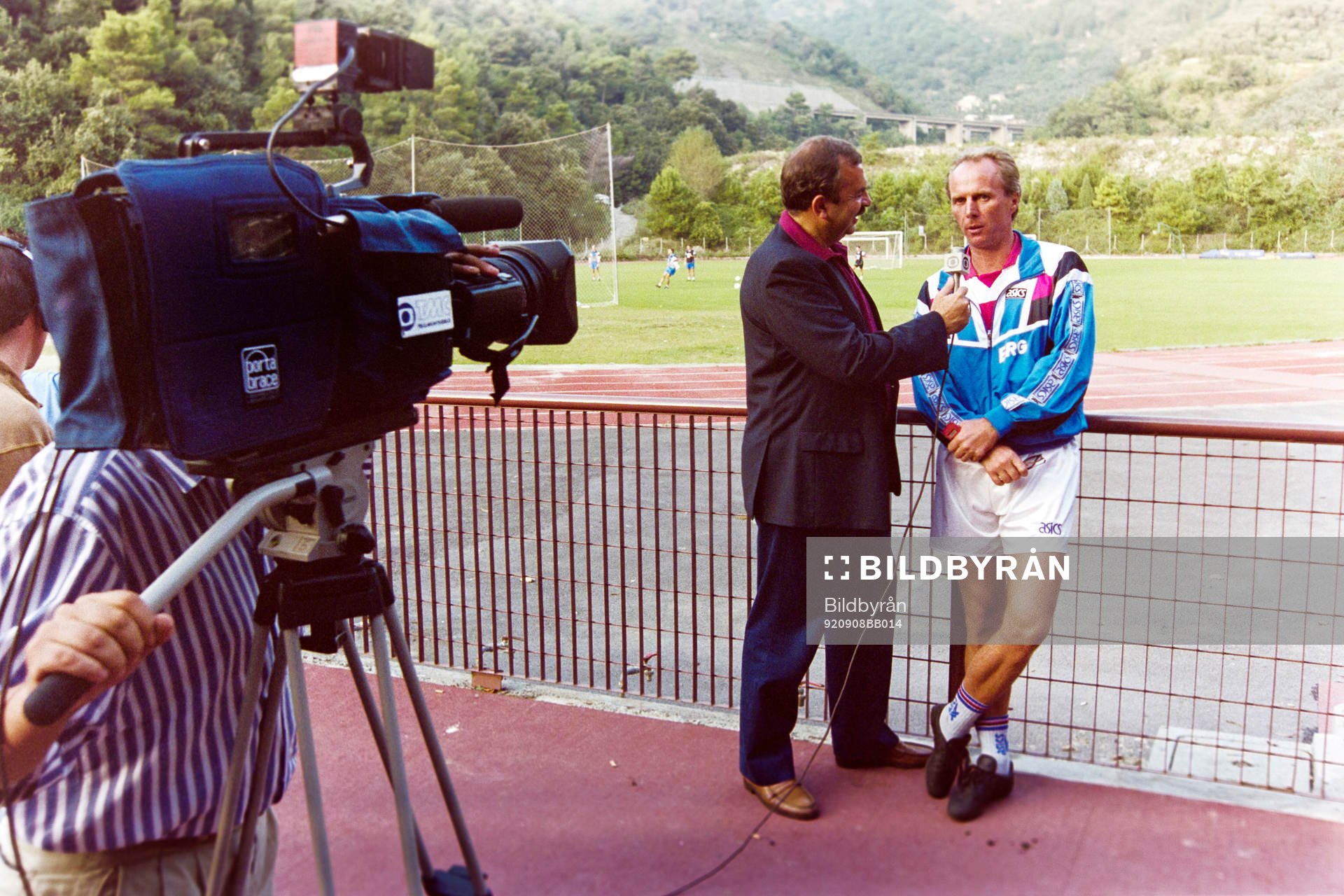 Fotboll, Serie A, träningsläger: Sven-Göran Eriksson, tränare i Sampdoria intervjuas av TV.