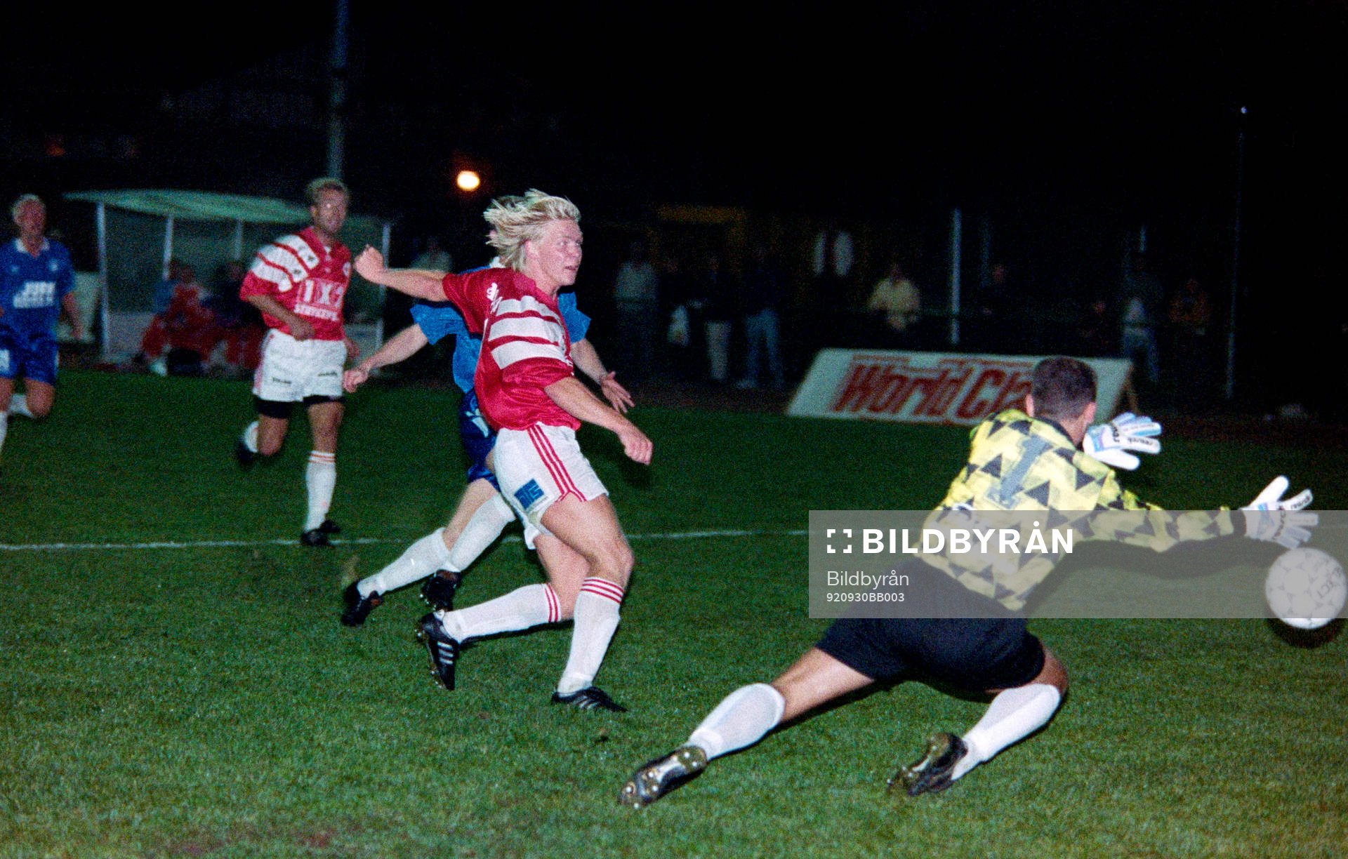 Fotboll, Höstettan, Östra Spårvägen - Degerfors, 1-2: Ulf Ottosson, Degerfors fri med spårvägens målvakt Stefan Asp.