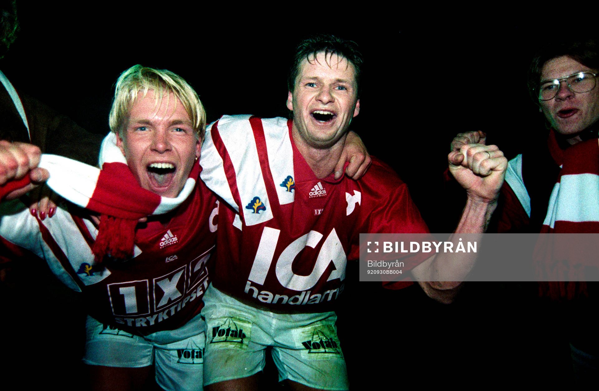 Fotboll, Höstettan, Östra Spårvägen - Degerfors, 1-2: Målskyttarna Ulf Ottosson och Ola Svensson, Degerfors jublar efter matchen.