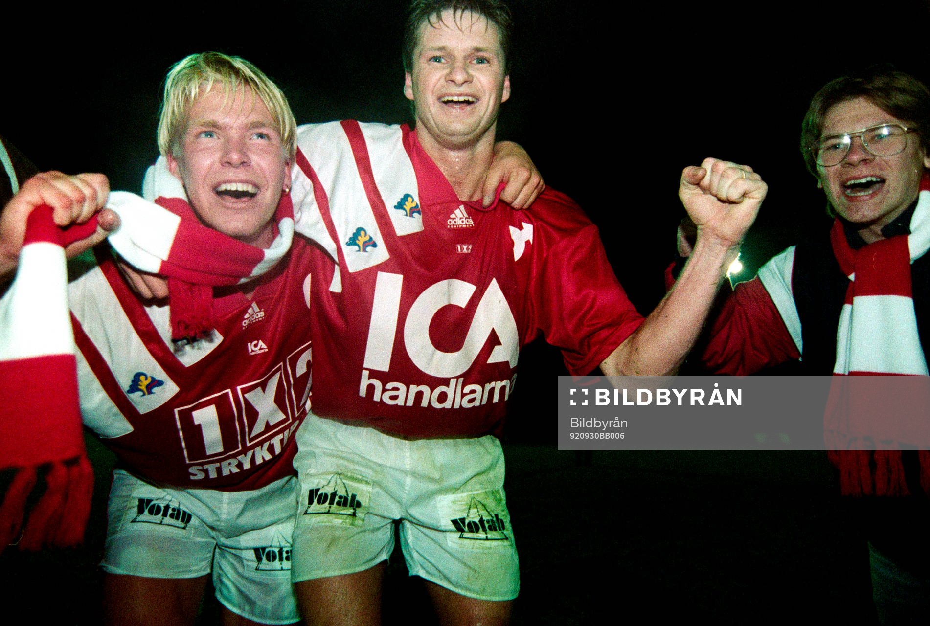 Fotboll, Höstettan, Östra Spårvägen - Degerfors, 1-2: Målskyttarna Ulf Ottosson och Ola Svensson, Degerfors jublar efter matchen.