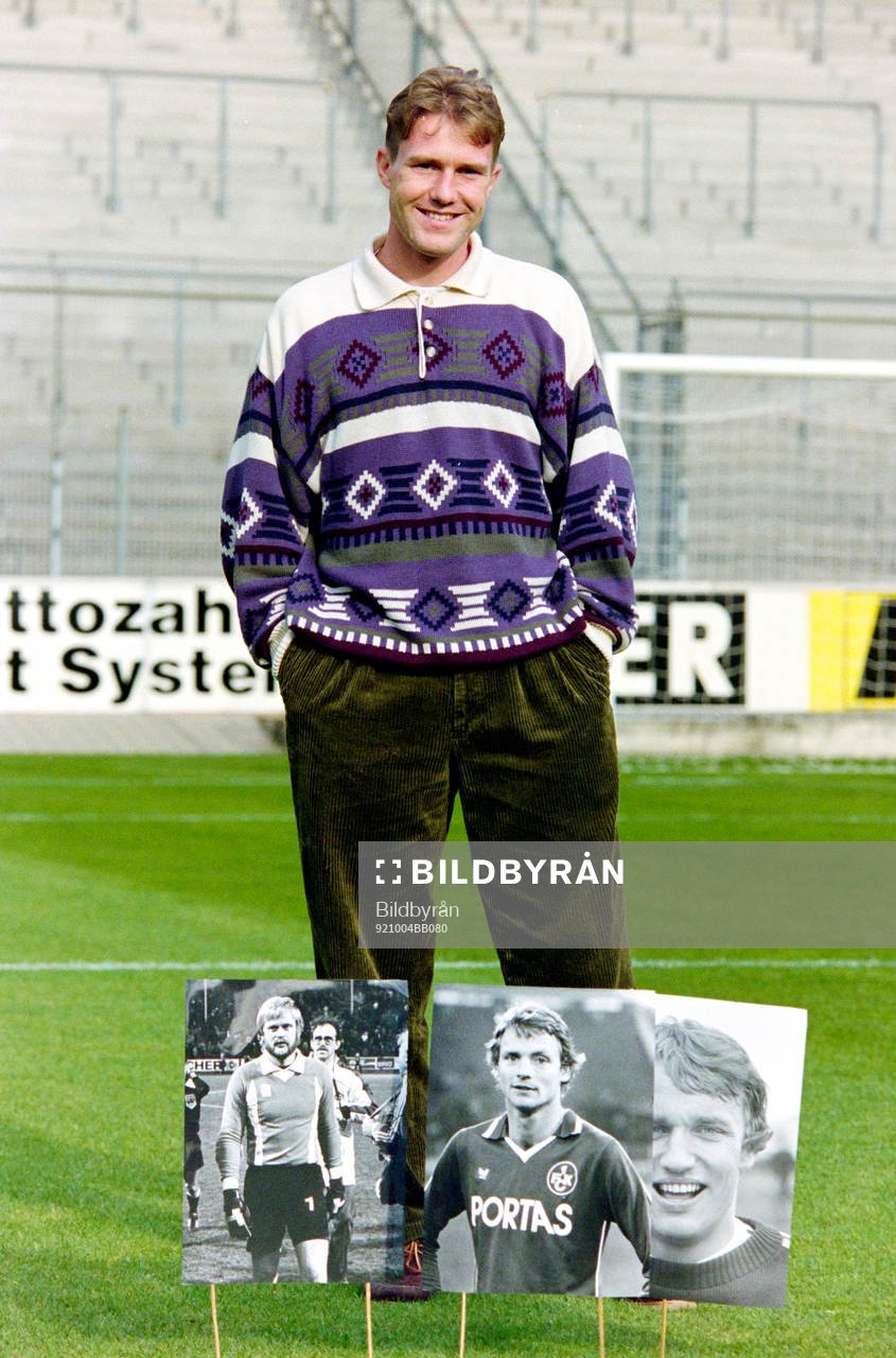Jan Eriksson proffs i klubben med bilder på förre detta