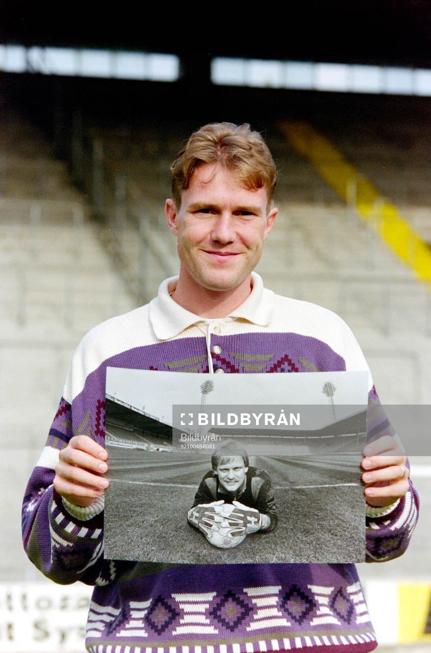 Jan Eriksson proffs i klubben med bilder på förre detta
