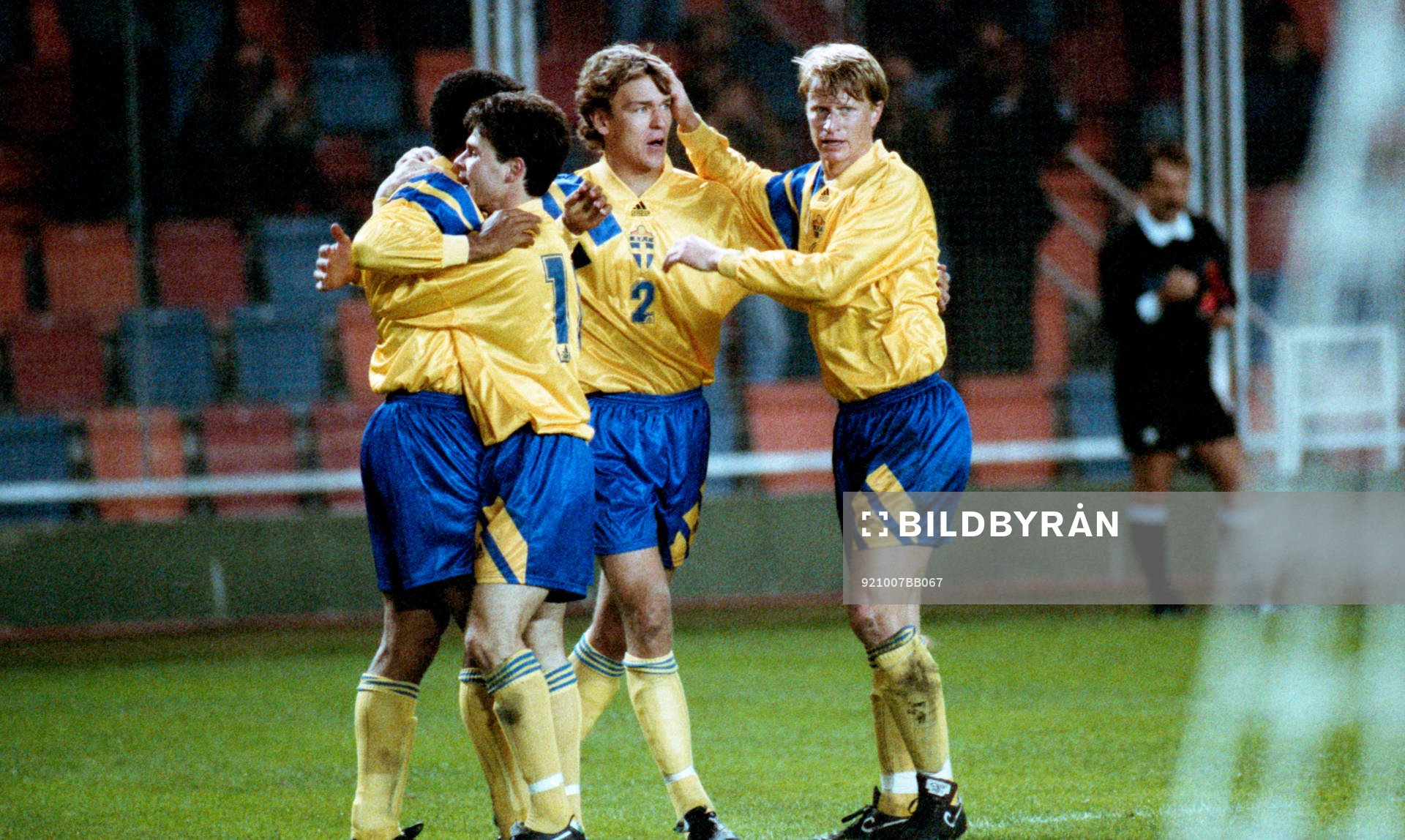  Martin Dahlin. Anders Limpar, Magnus Erlingmark och Stefan Pettersson jublar.