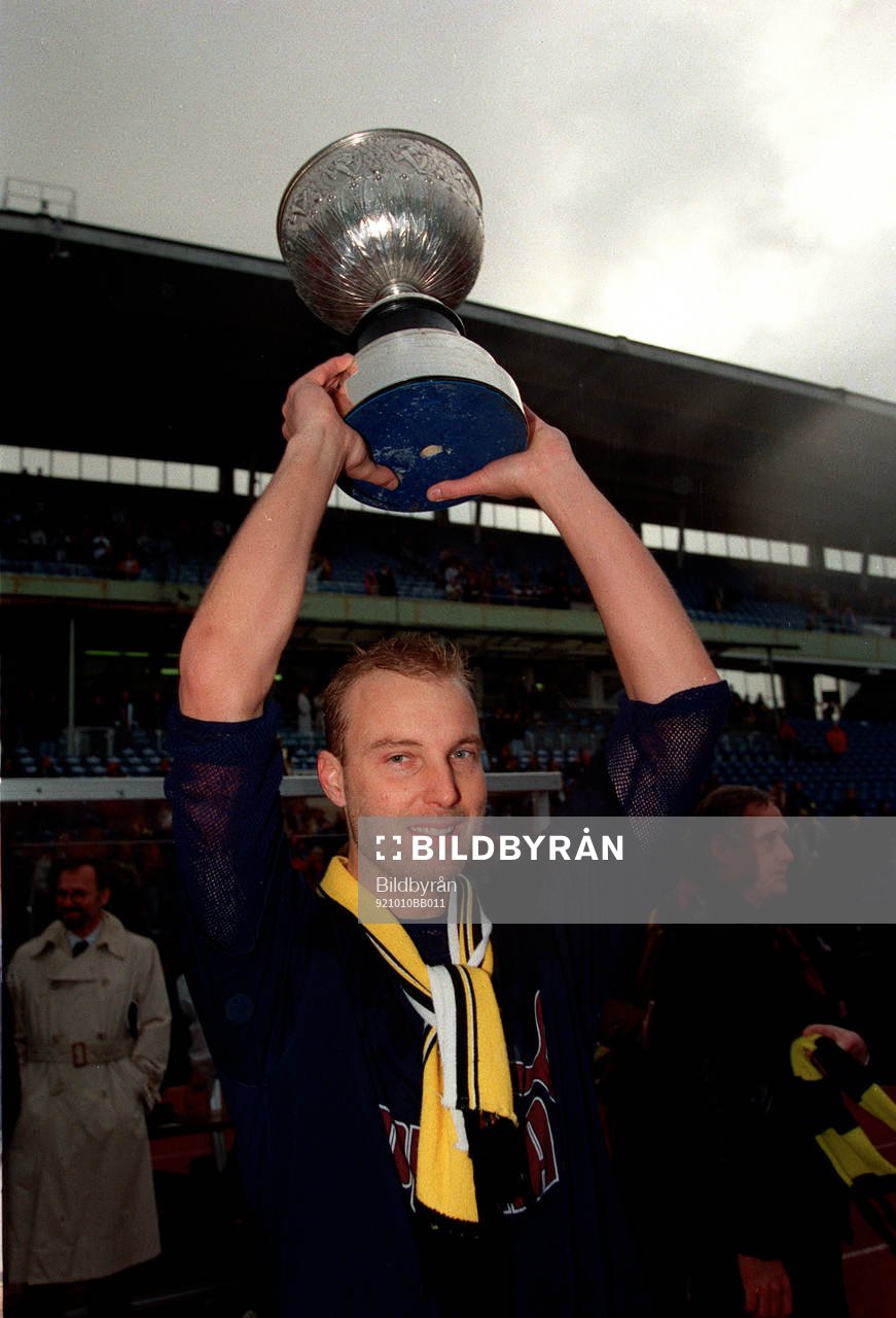 Bernt Ljung,målvakt, AIK, höjer pokalen